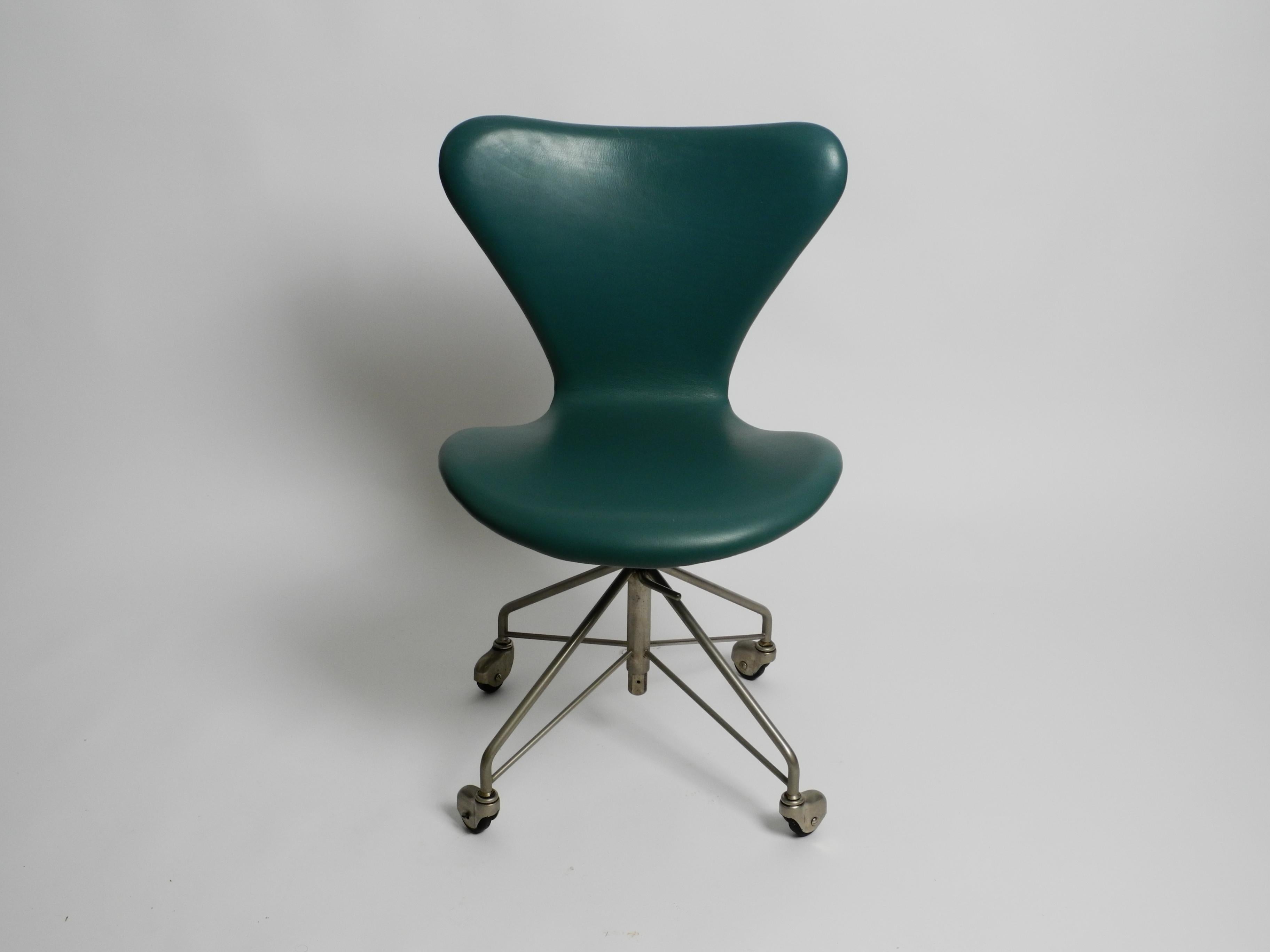 Early Arne Jacobsen 3117 Office Chair by Fritz Hansen Turqouise Faux Leather For Sale 1