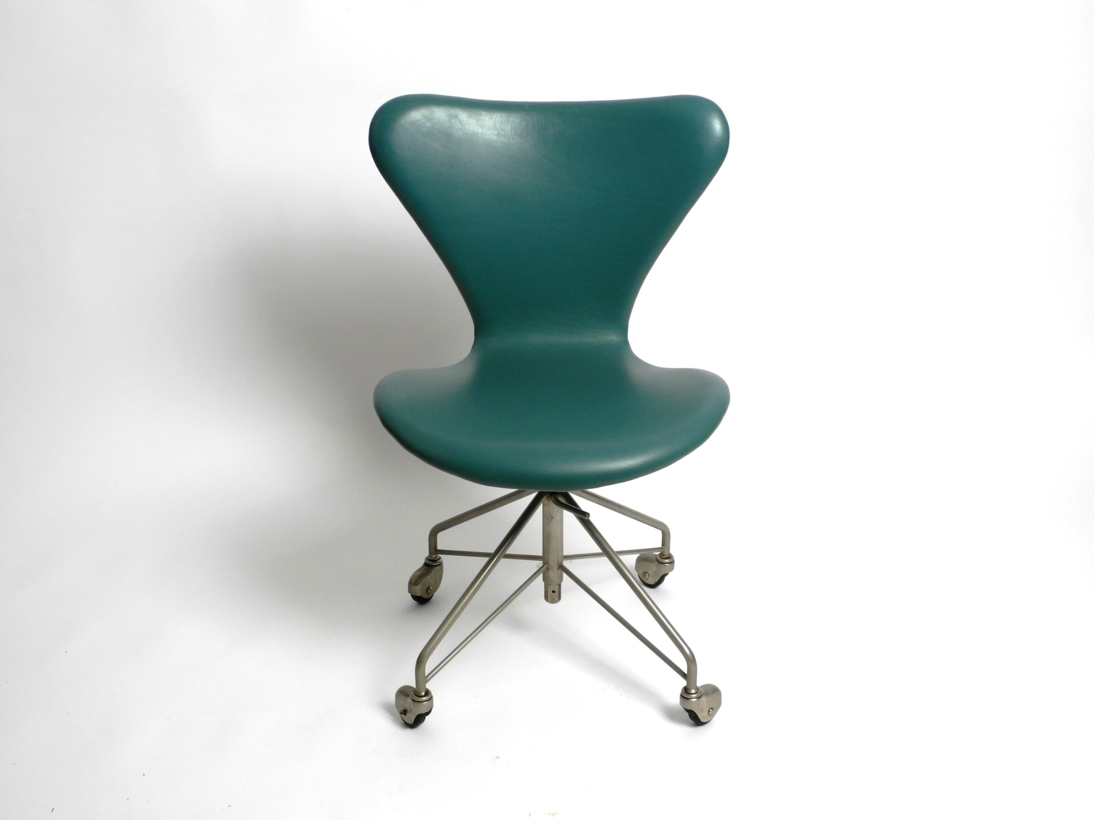 Früher Arne Jacobsen 3117 Bürostuhl von Fritz Hansen Turqouise Kunstleder im Angebot 1