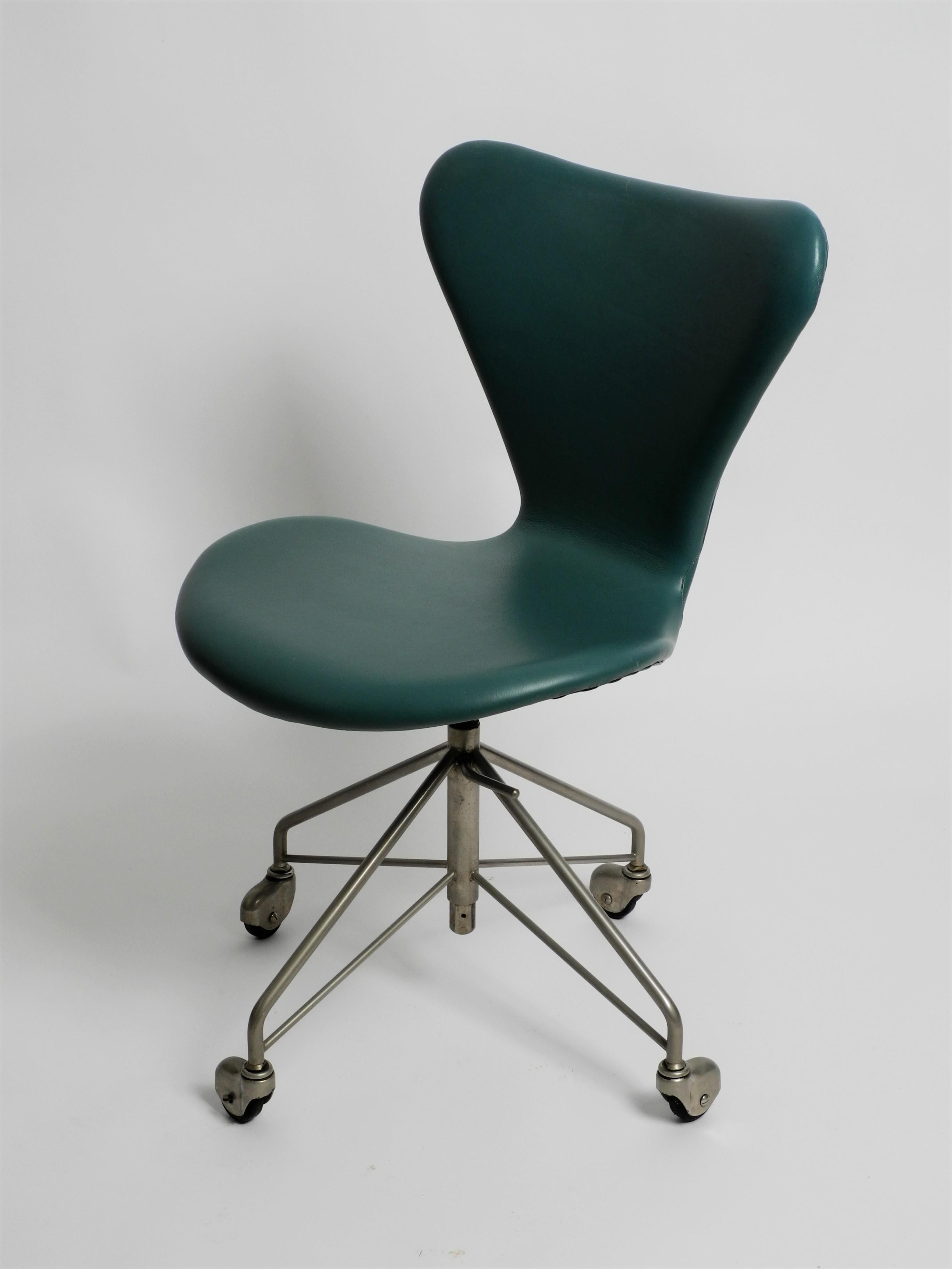 Early Arne Jacobsen 3117 Office Chair by Fritz Hansen Turqouise Faux Leather For Sale 2