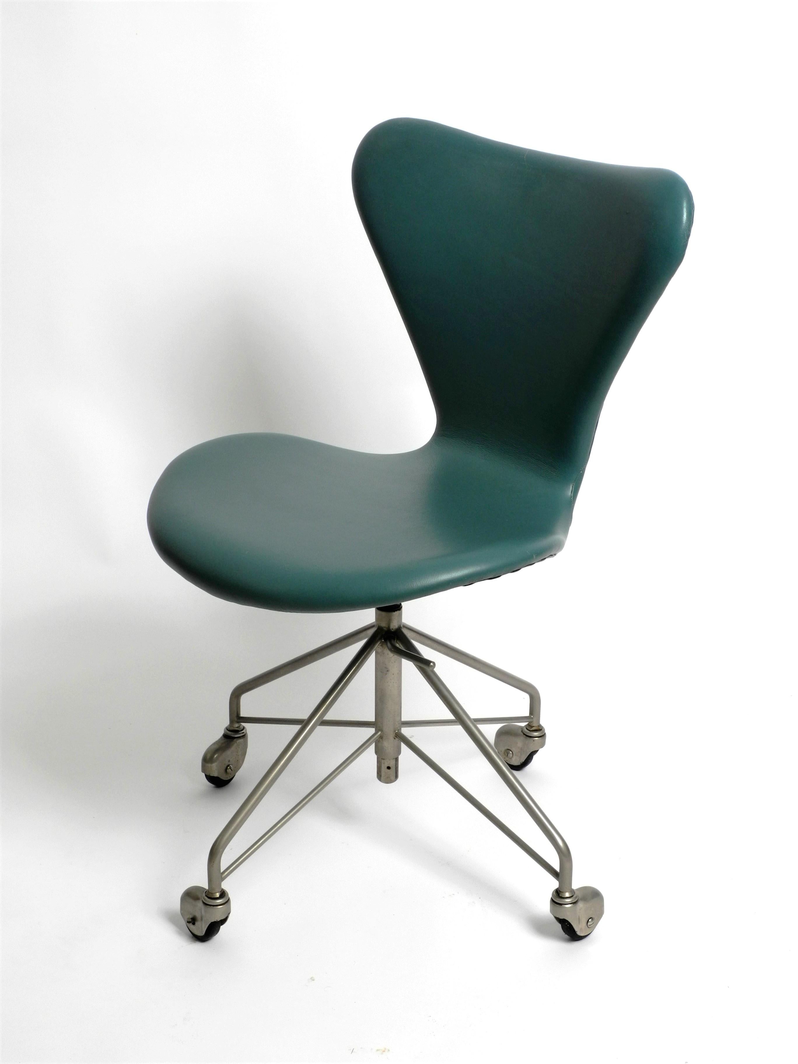 Früher Arne Jacobsen 3117 Bürostuhl von Fritz Hansen Turqouise Kunstleder im Angebot 2