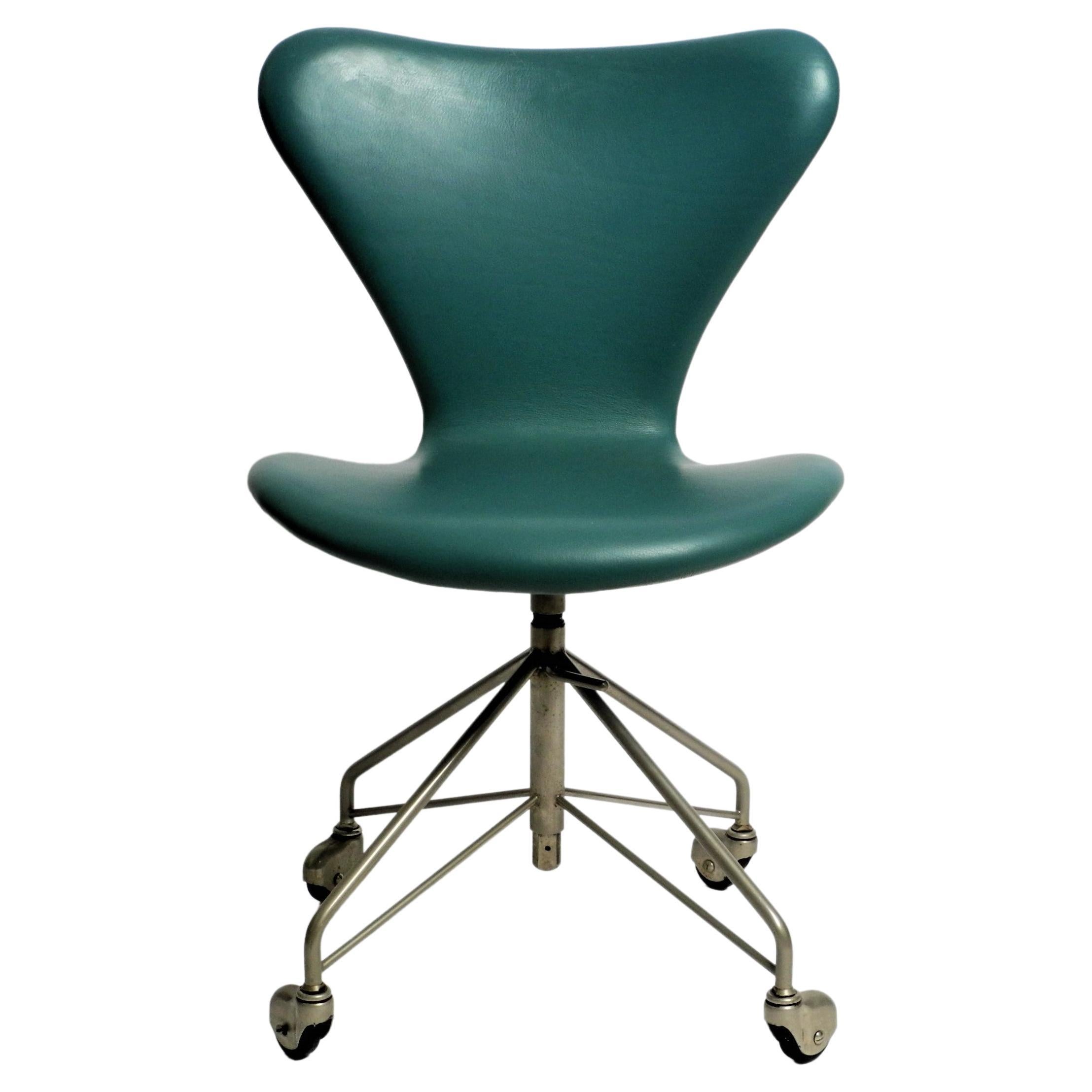 Early Arne Jacobsen 3117 Office Chair by Fritz Hansen Turqouise Faux Leather For Sale