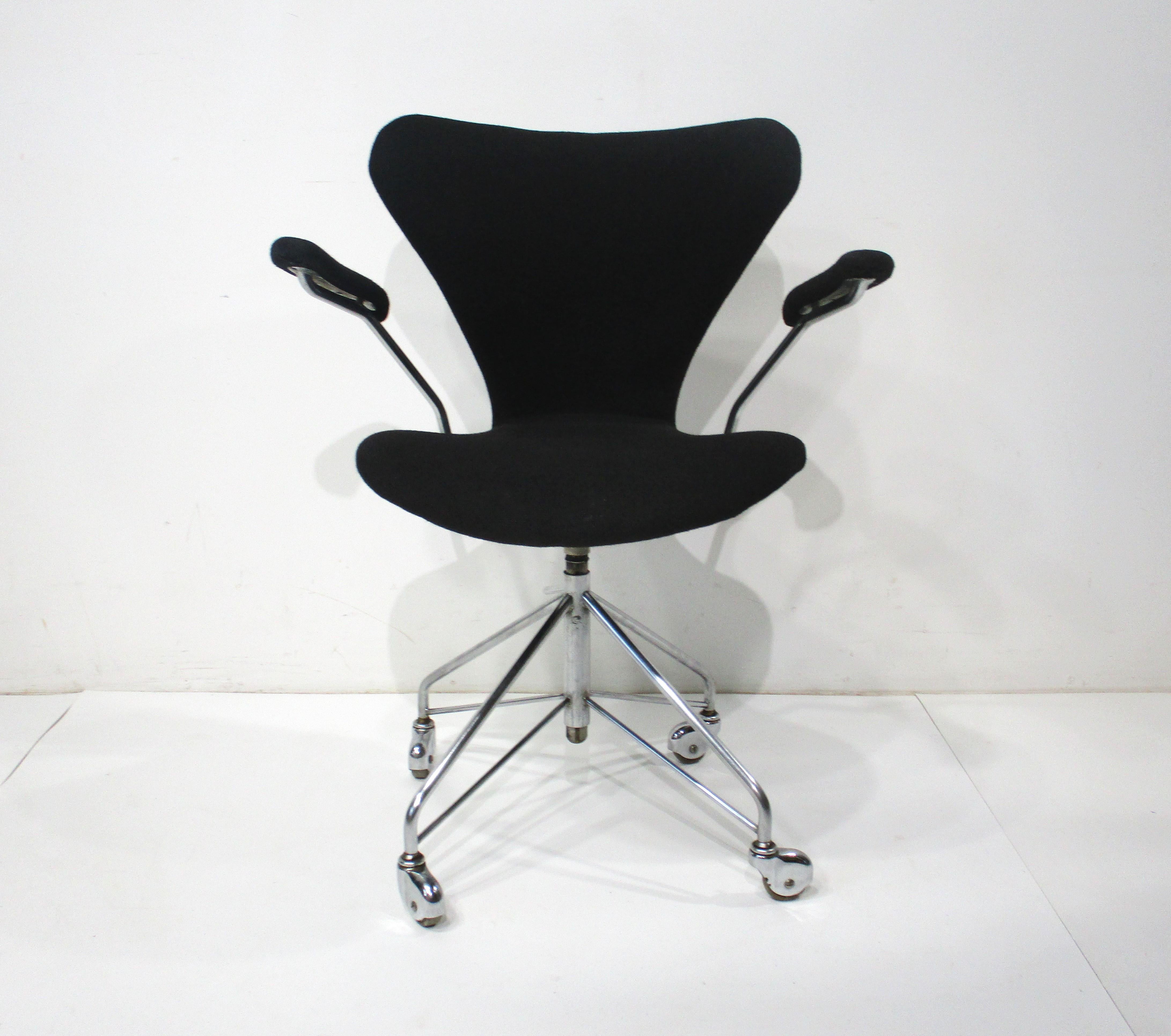 Early Arne Jacobsen 3117 Rolling Desk Chair for Fritz Hansen Denmark 8