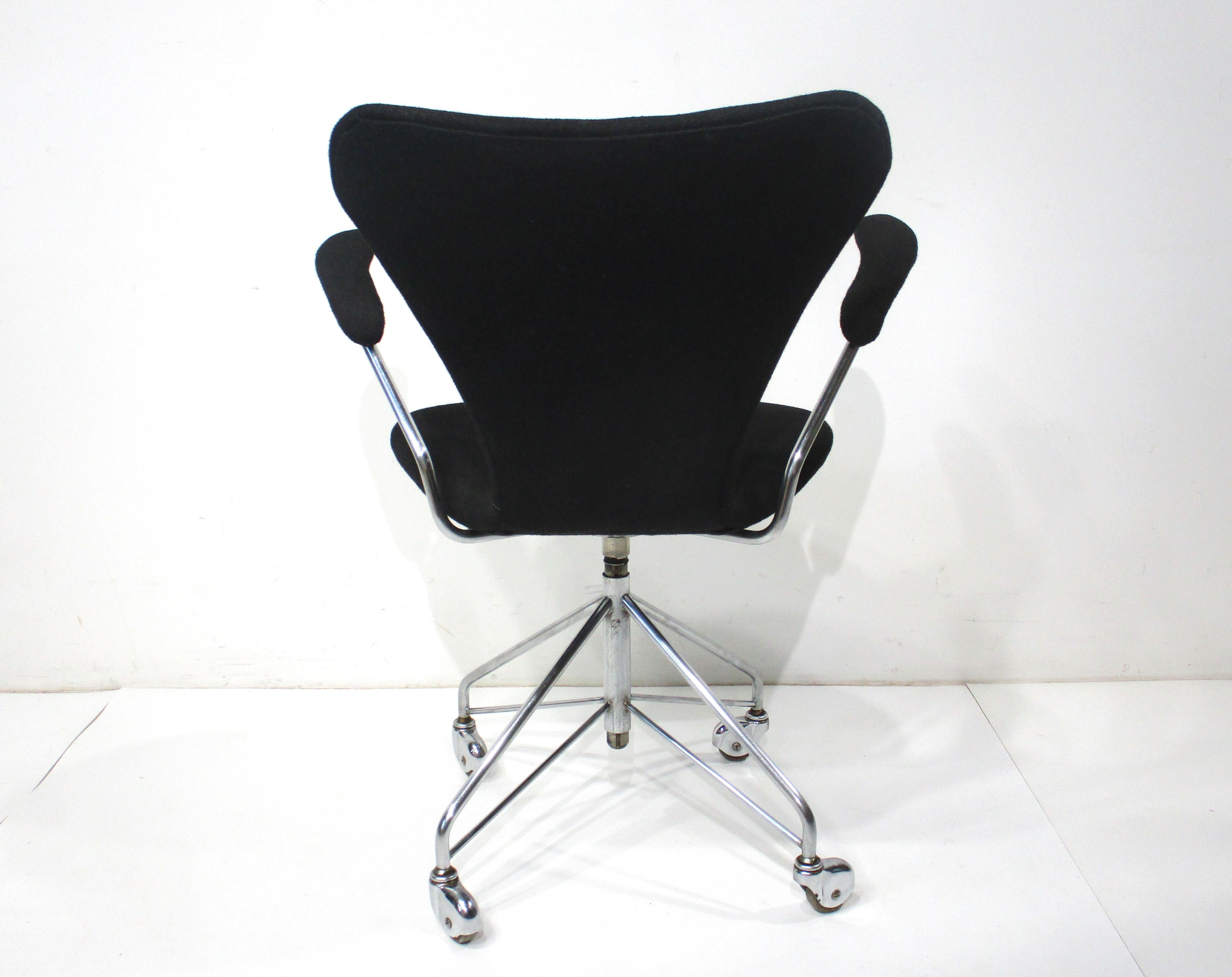 Early Arne Jacobsen 3117 Rolling Desk Chair for Fritz Hansen Denmark In Good Condition In Cincinnati, OH