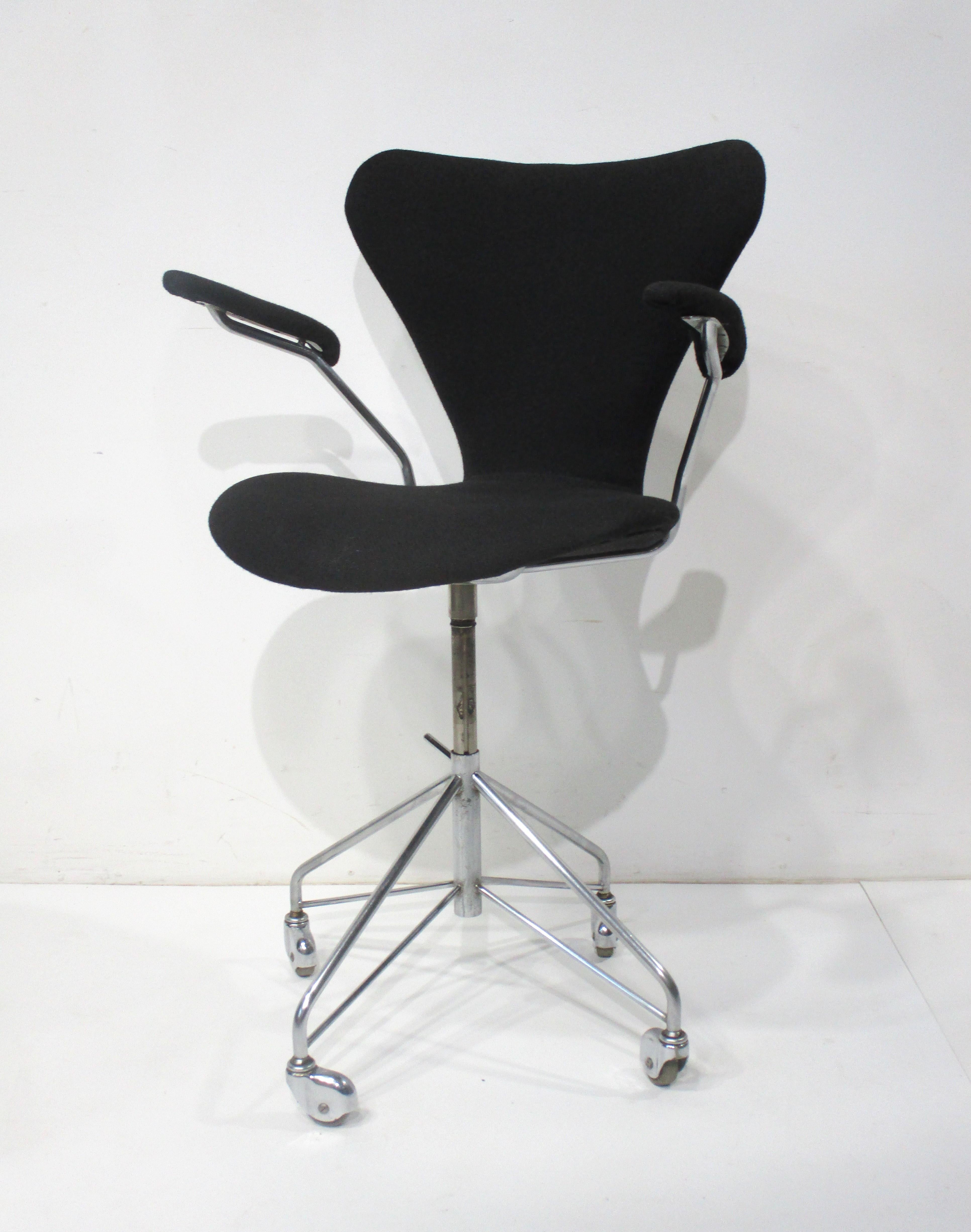 Early Arne Jacobsen 3117 Rolling Desk Chair for Fritz Hansen Denmark 2