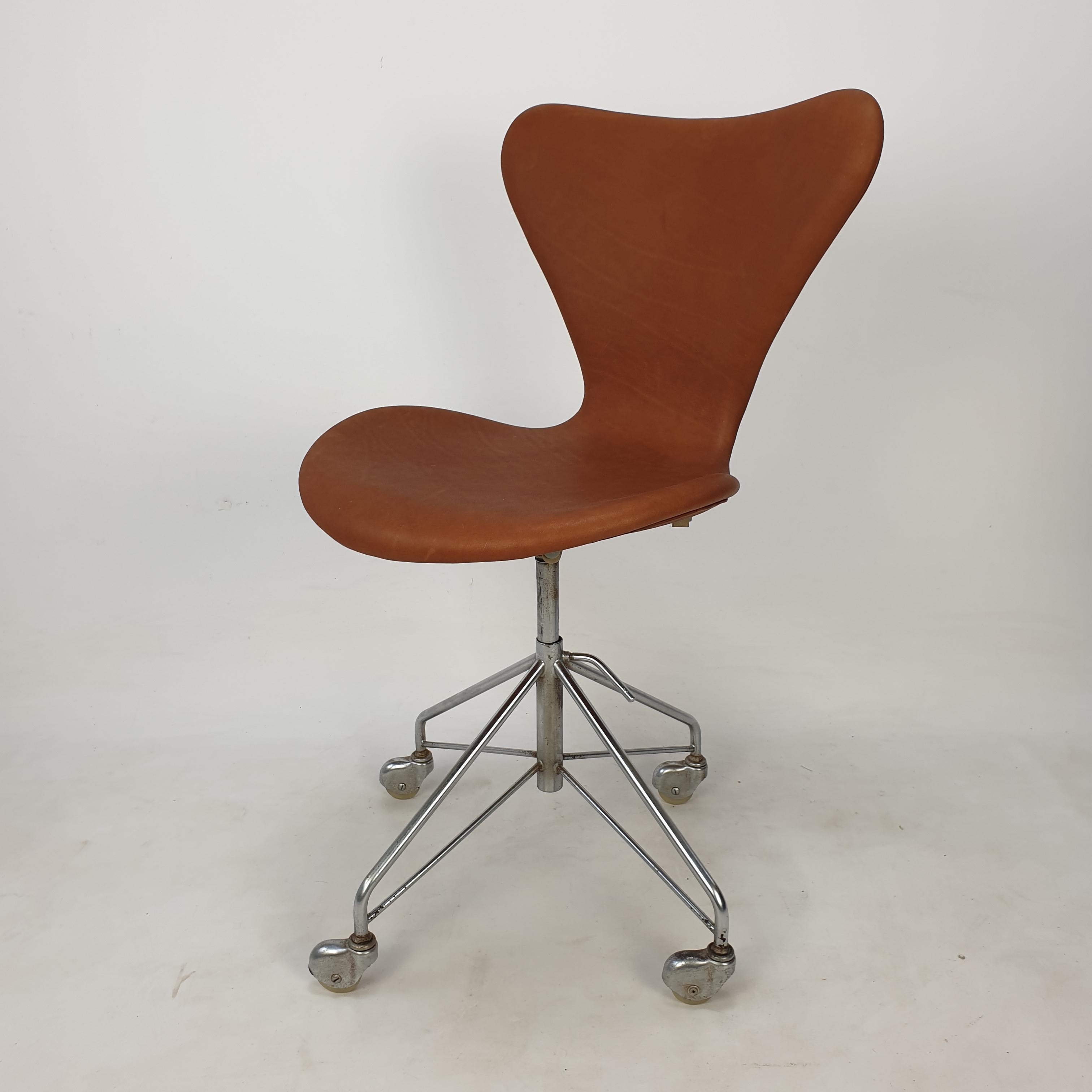 Mid-Century Modern desk or office chair model 3117 with the rare four rolls base. Designed by Arne Jacobsen for Fritz Hansen. Produced in 1967. Adjustable height. Professional reupholstered with stunning cognac leather.