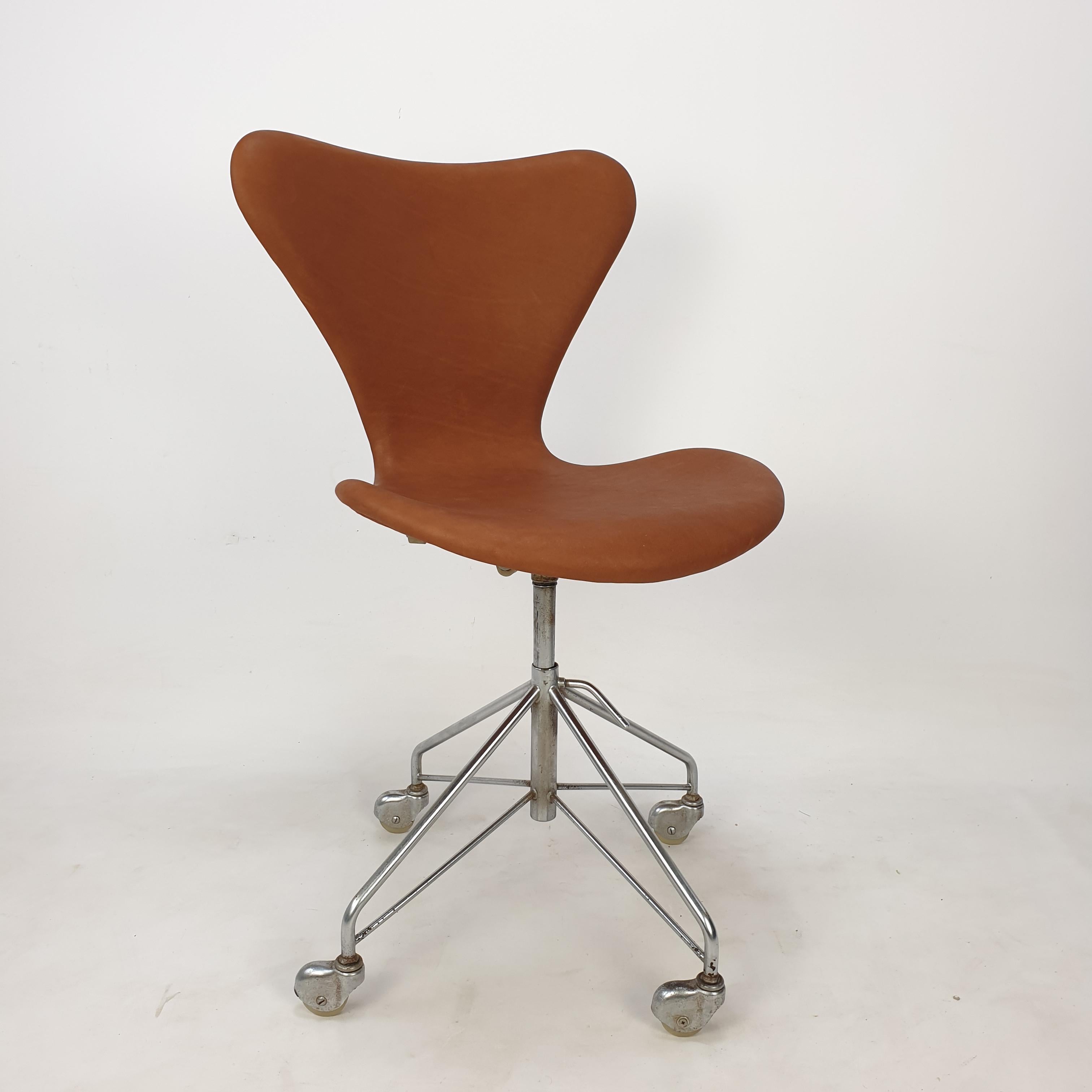 Mid-Century Modern Early Arne Jacobsen 3117 Swivel Desk Chair by Fritz Hansen, 1960's