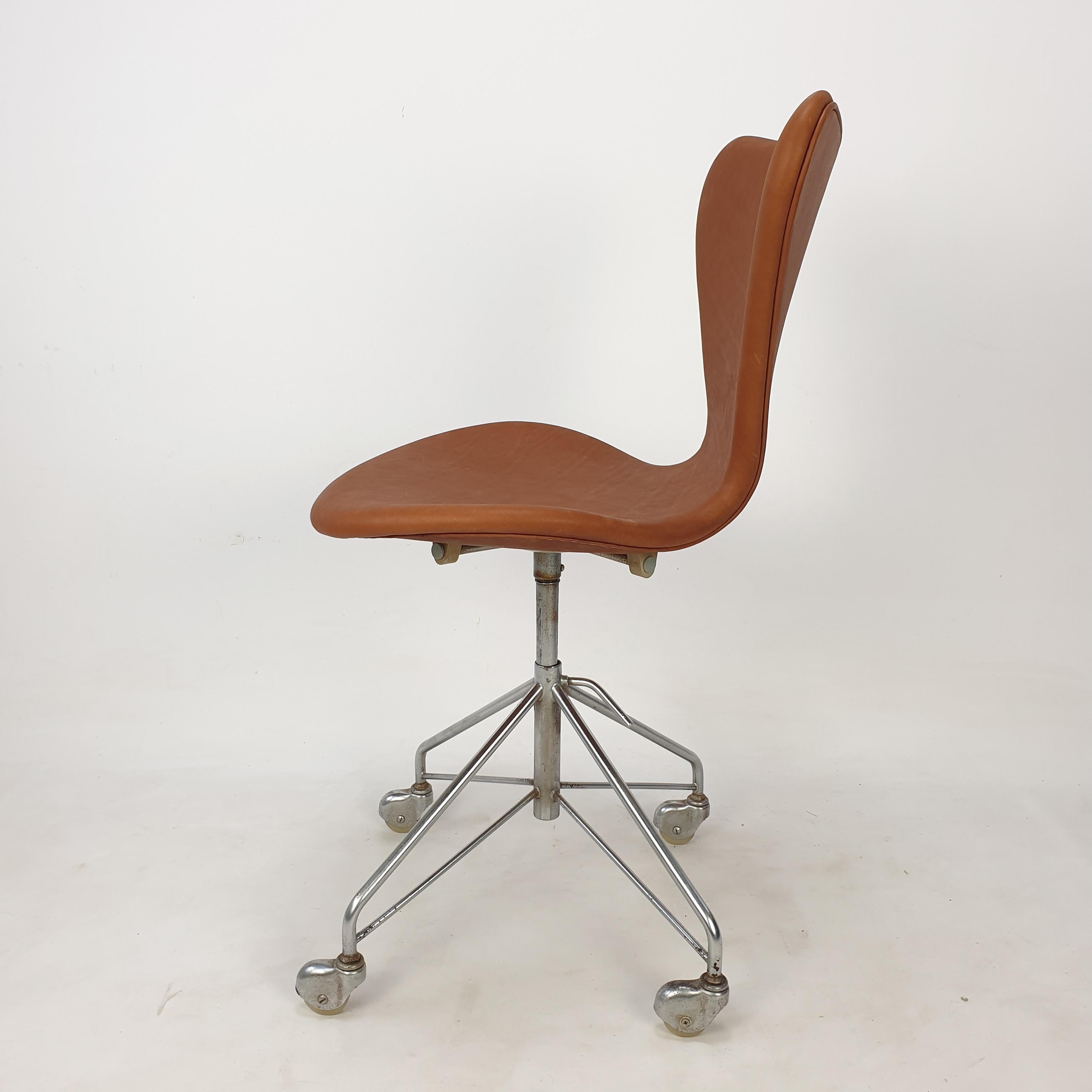 Danish Early Arne Jacobsen 3117 Swivel Desk Chair by Fritz Hansen, 1960's