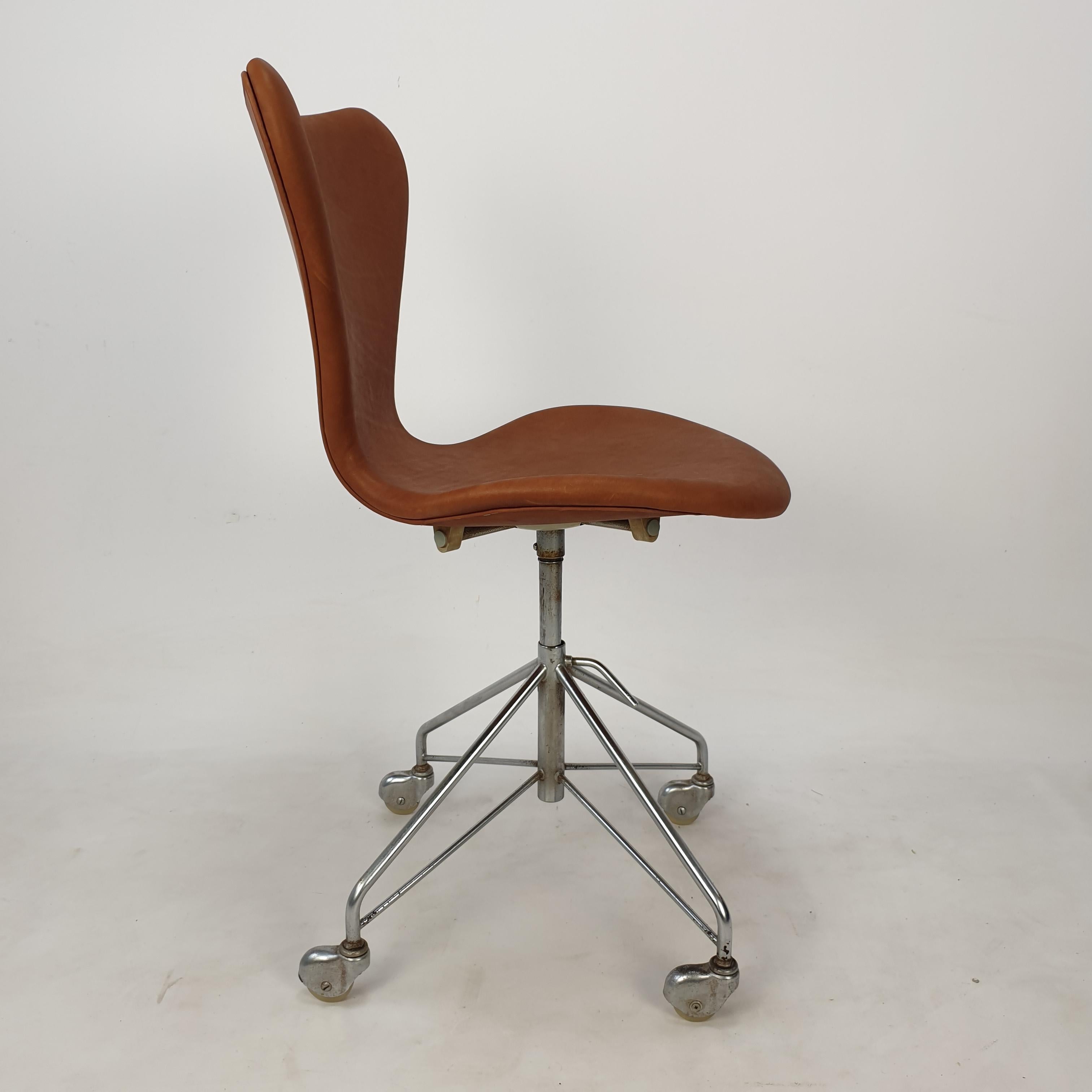 Early Arne Jacobsen 3117 Swivel Desk Chair by Fritz Hansen, 1960's In Good Condition In Oud Beijerland, NL