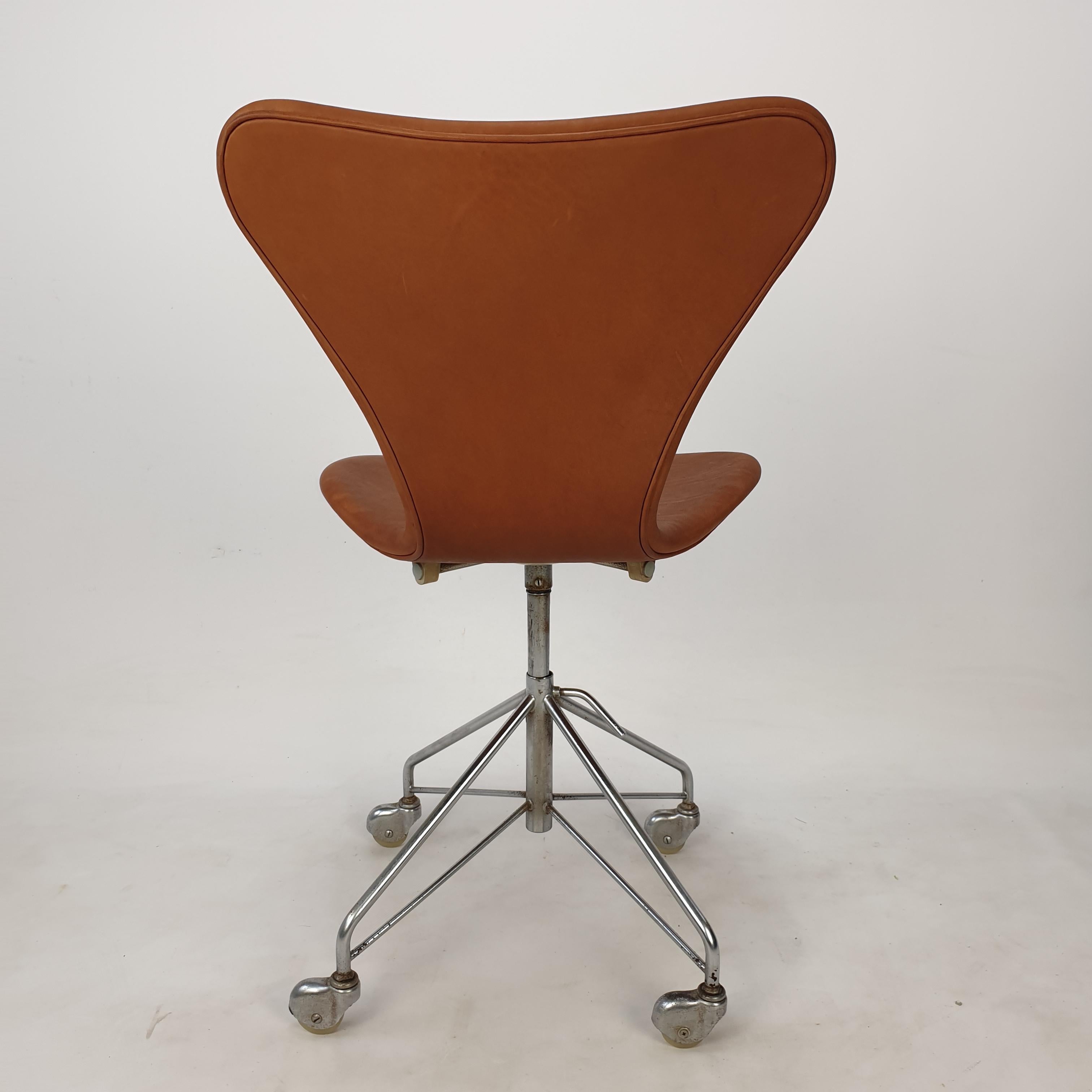 Mid-20th Century Early Arne Jacobsen 3117 Swivel Desk Chair by Fritz Hansen, 1960's