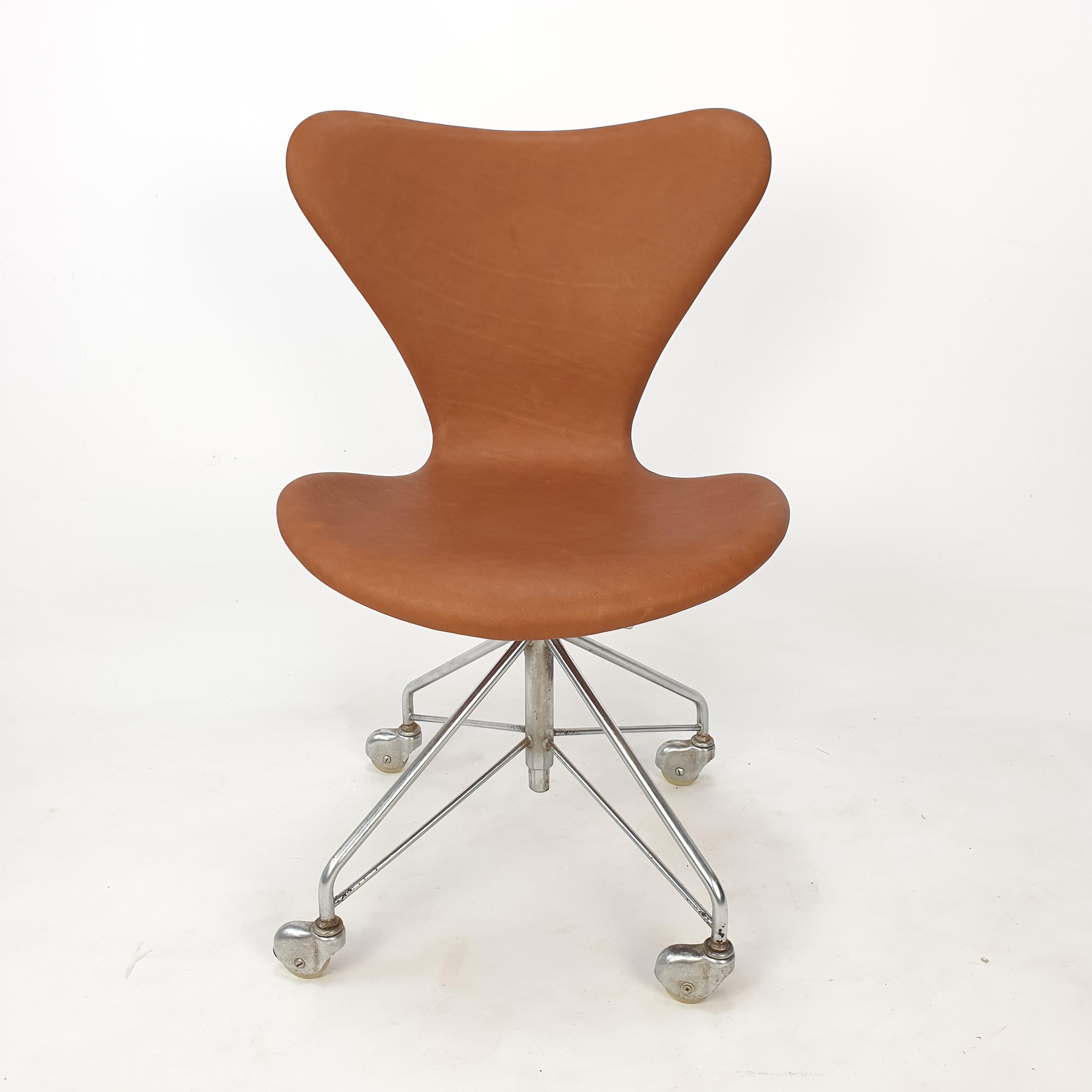 Early Arne Jacobsen 3117 Swivel Desk Chair by Fritz Hansen, 1960's 1