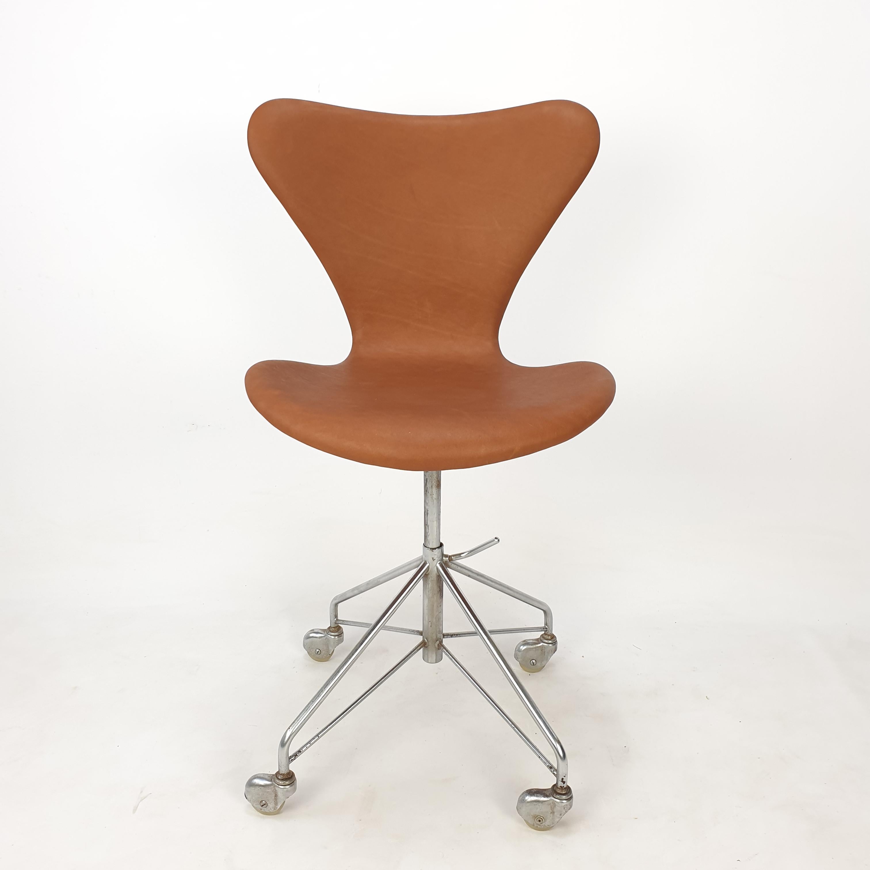 Early Arne Jacobsen 3117 Swivel Desk Chair by Fritz Hansen, 1960's 2