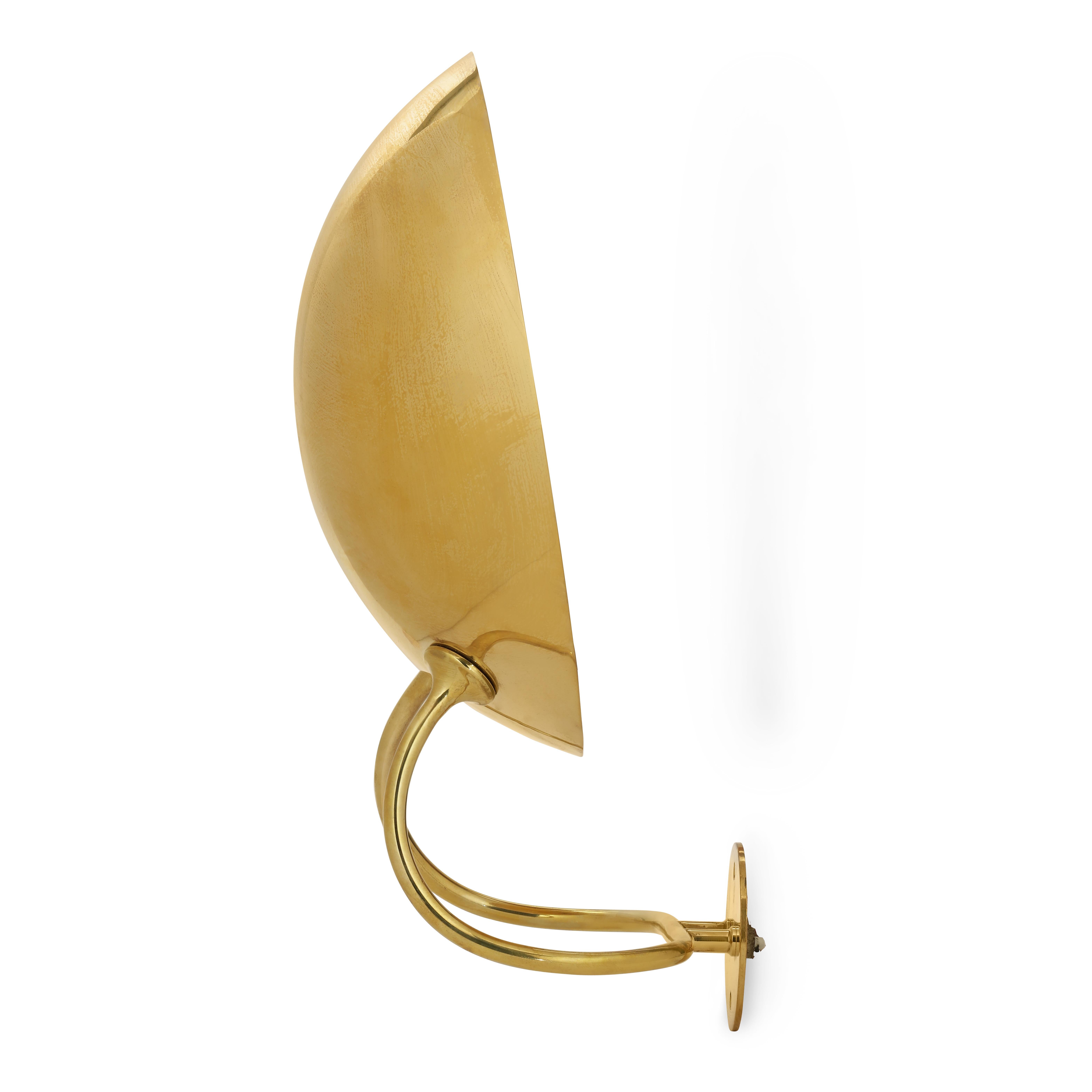Arne Jacobsen and Louis Poulsen, Scandinavian Modern

Early rare lamp designed by Arne Jacobsen and manufactured by Louis Poulsen for Gentofte Stadium and KFUM 1936-1943. 

The wall lamp is made of brass and has two arms that hold the curved plate