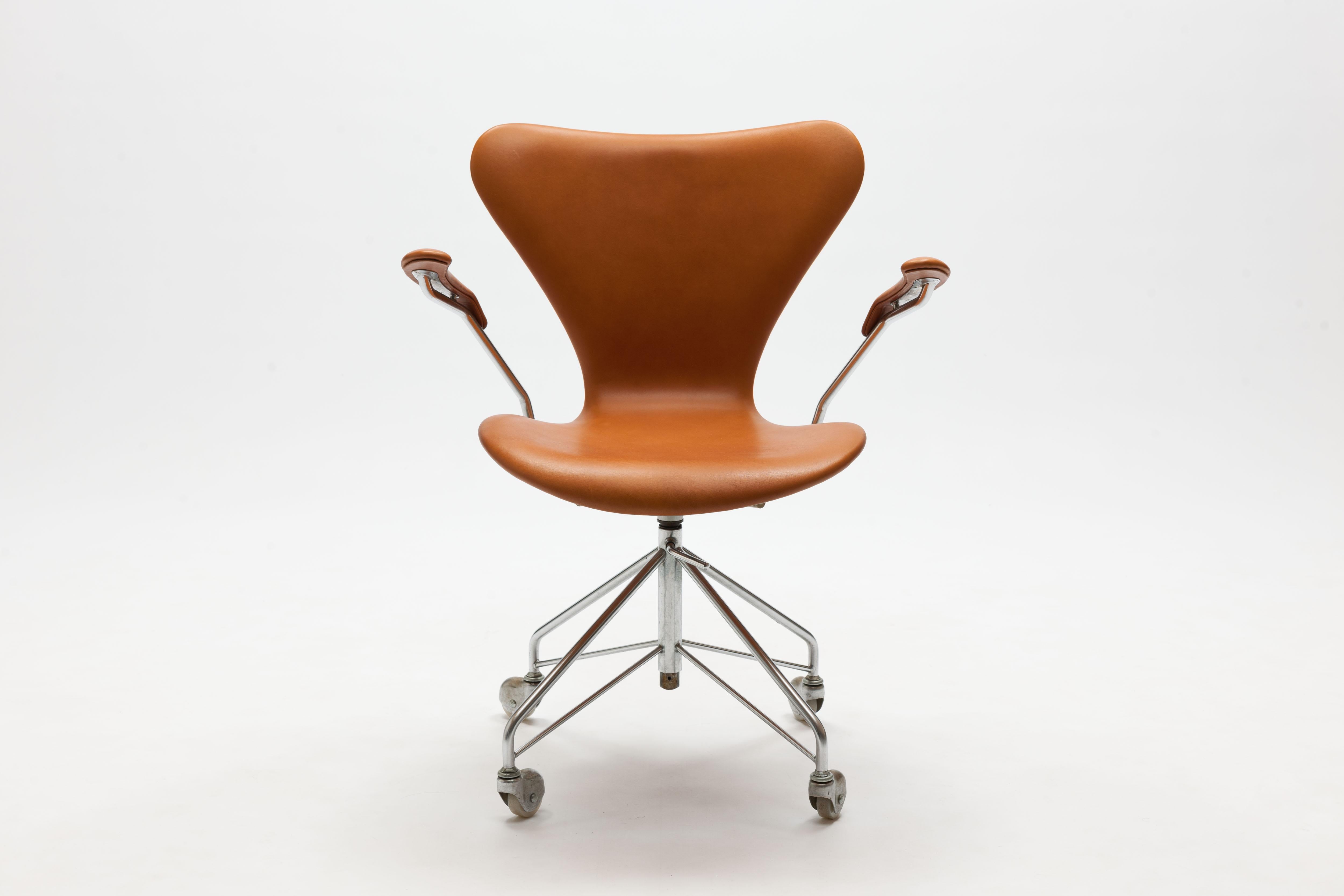 Arne Jacobsen swivel desk chair model 3217 office chair with armrests. Original four-star swivel base with chromed steel feet on casters. Designed by Arne Jacobsen in 1955.
This chair dates from the early 1960's produced by Fritz Hansen.
Chair