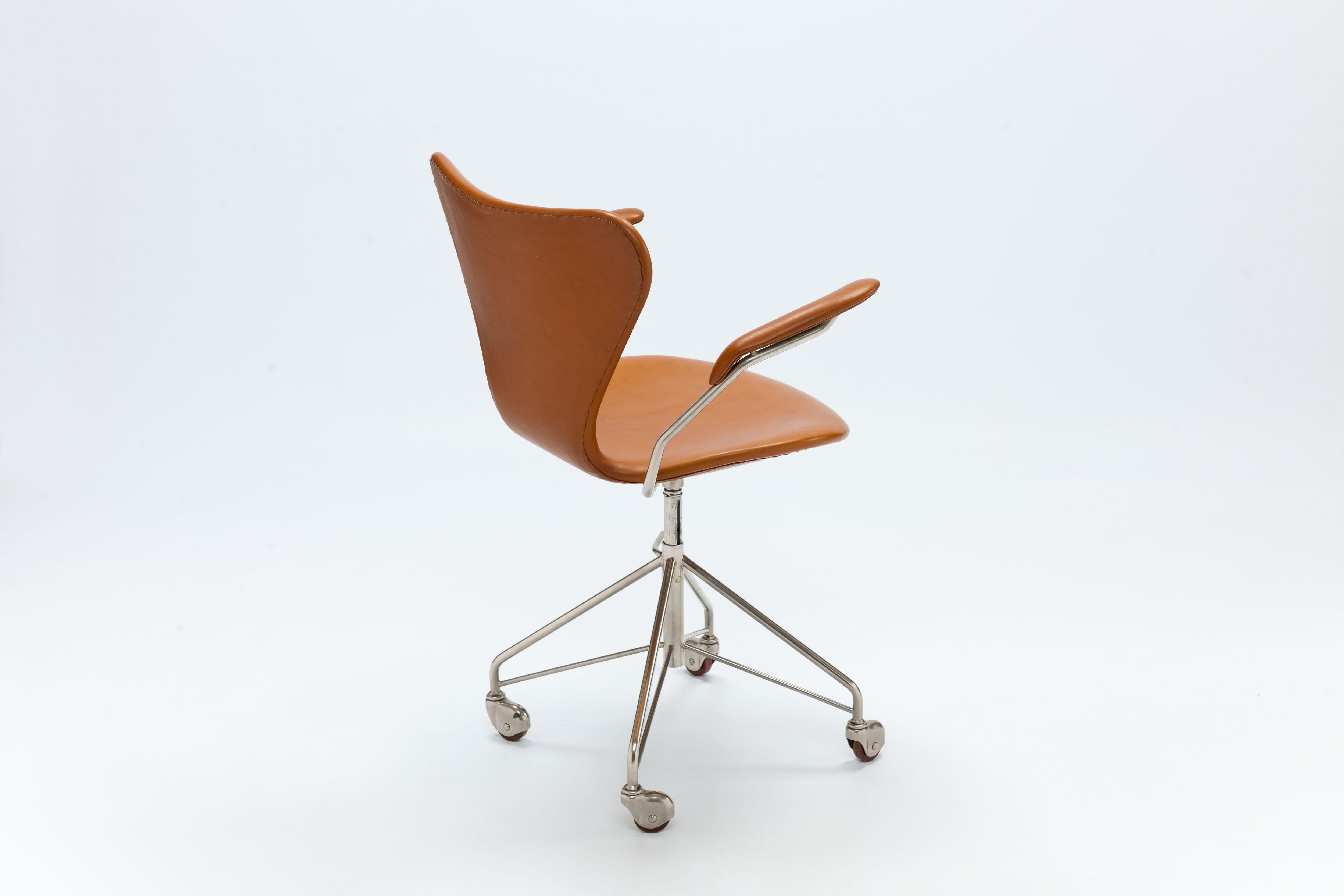 Early Arne Jacobsen Cognac Leather 3217 Swivel Desk Chair with Arms In Good Condition In Utrecht, NL