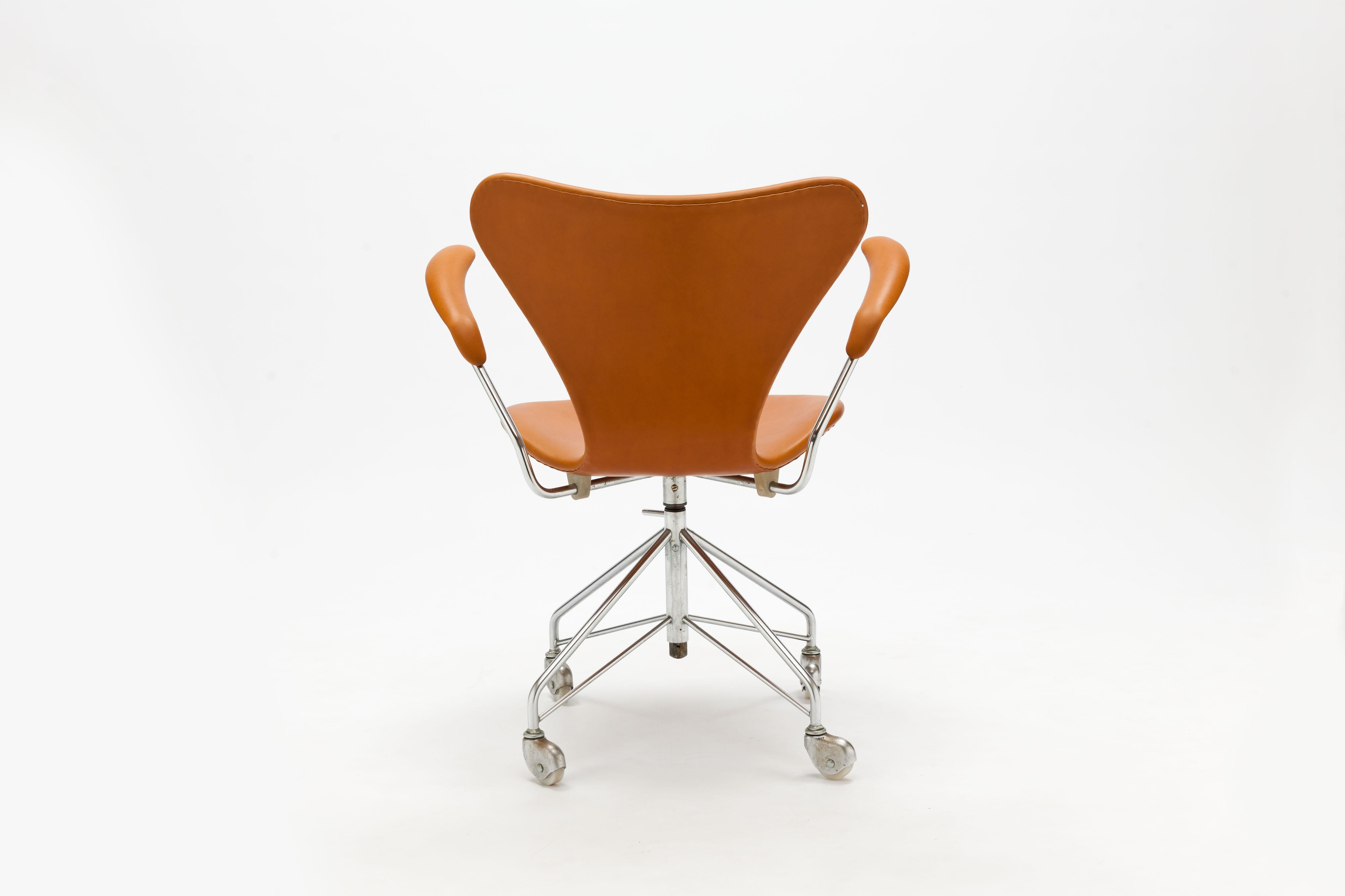 Early Arne Jacobsen Cognac Leather 3217 Swivel Desk Chair with Arms In Good Condition In Utrecht, NL