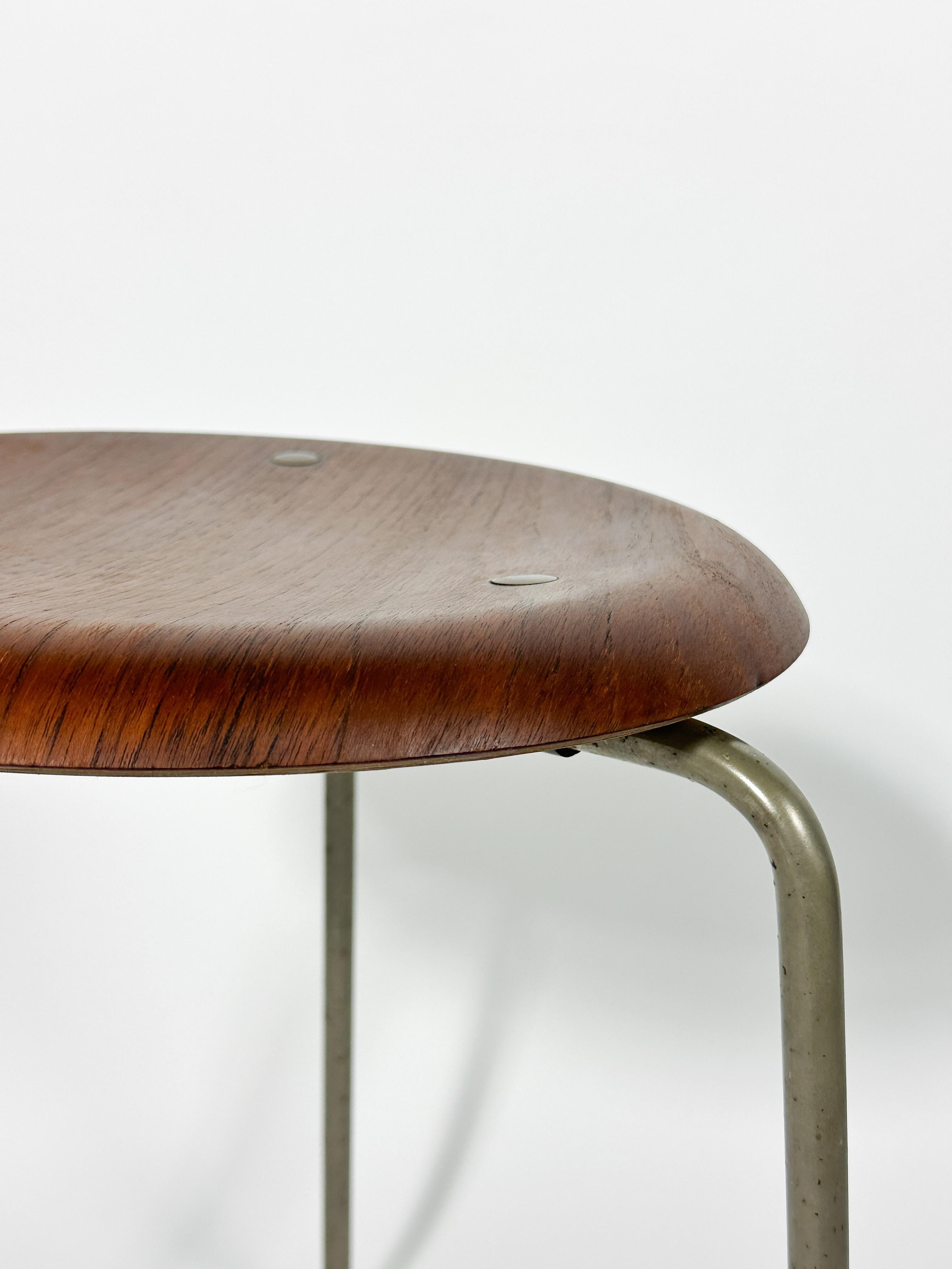 Sgabello Dot Arne Jacobsen in teak Fritz Hansen Danimarca danese 1950s in vendita 3