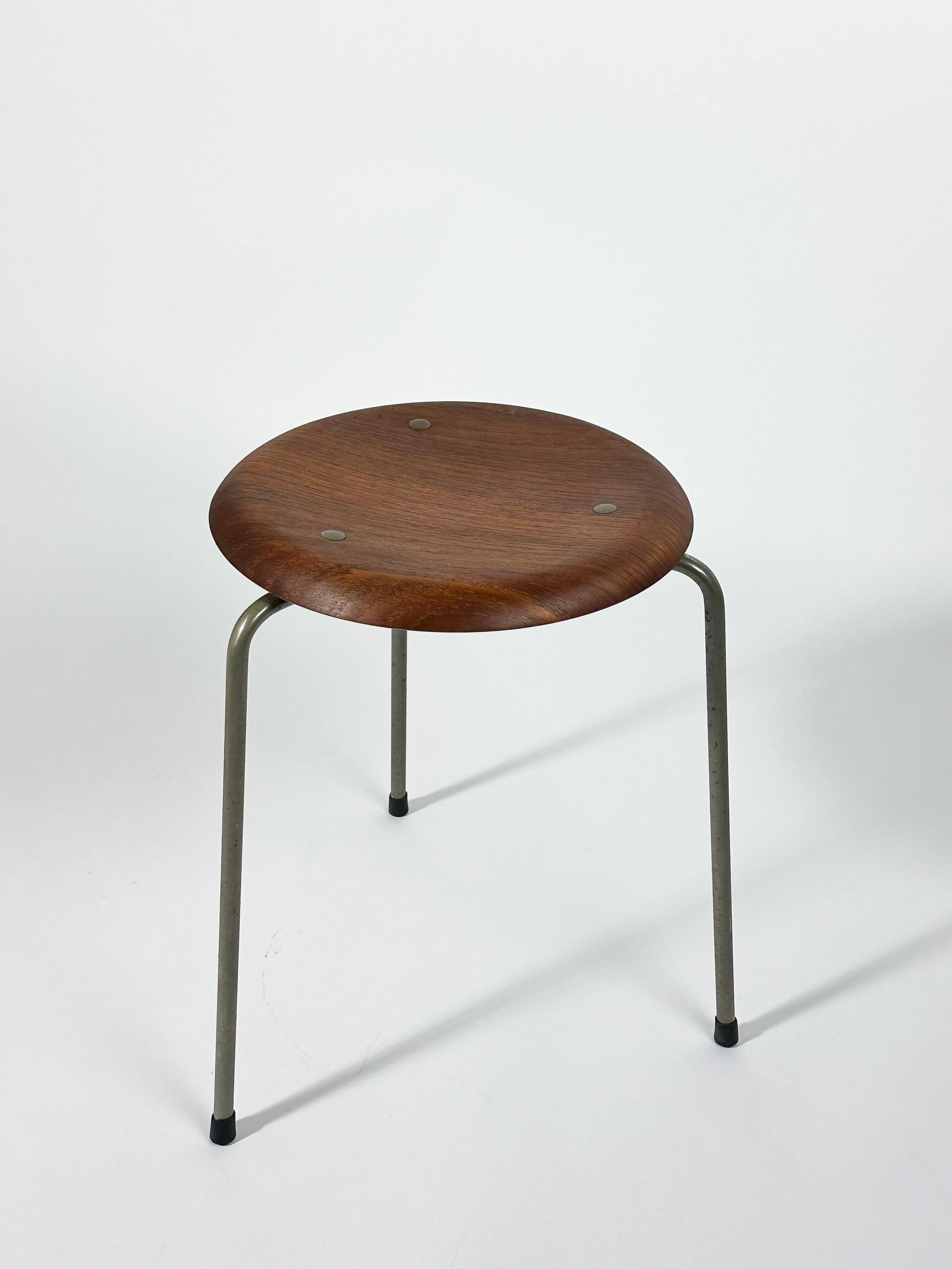Scandinavo moderno Sgabello Dot Arne Jacobsen in teak Fritz Hansen Danimarca danese 1950s in vendita