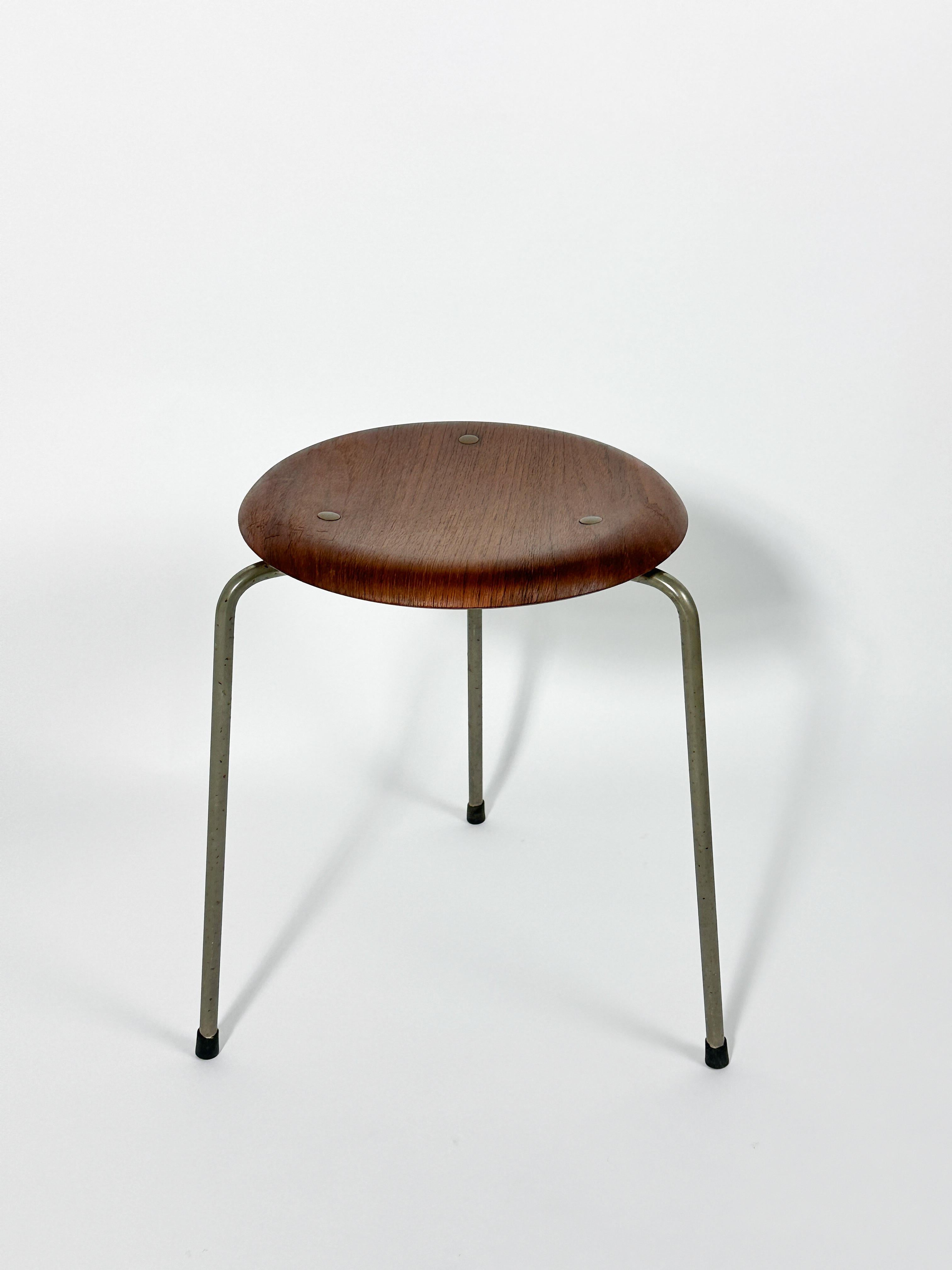 Danese Sgabello Dot Arne Jacobsen in teak Fritz Hansen Danimarca danese 1950s in vendita