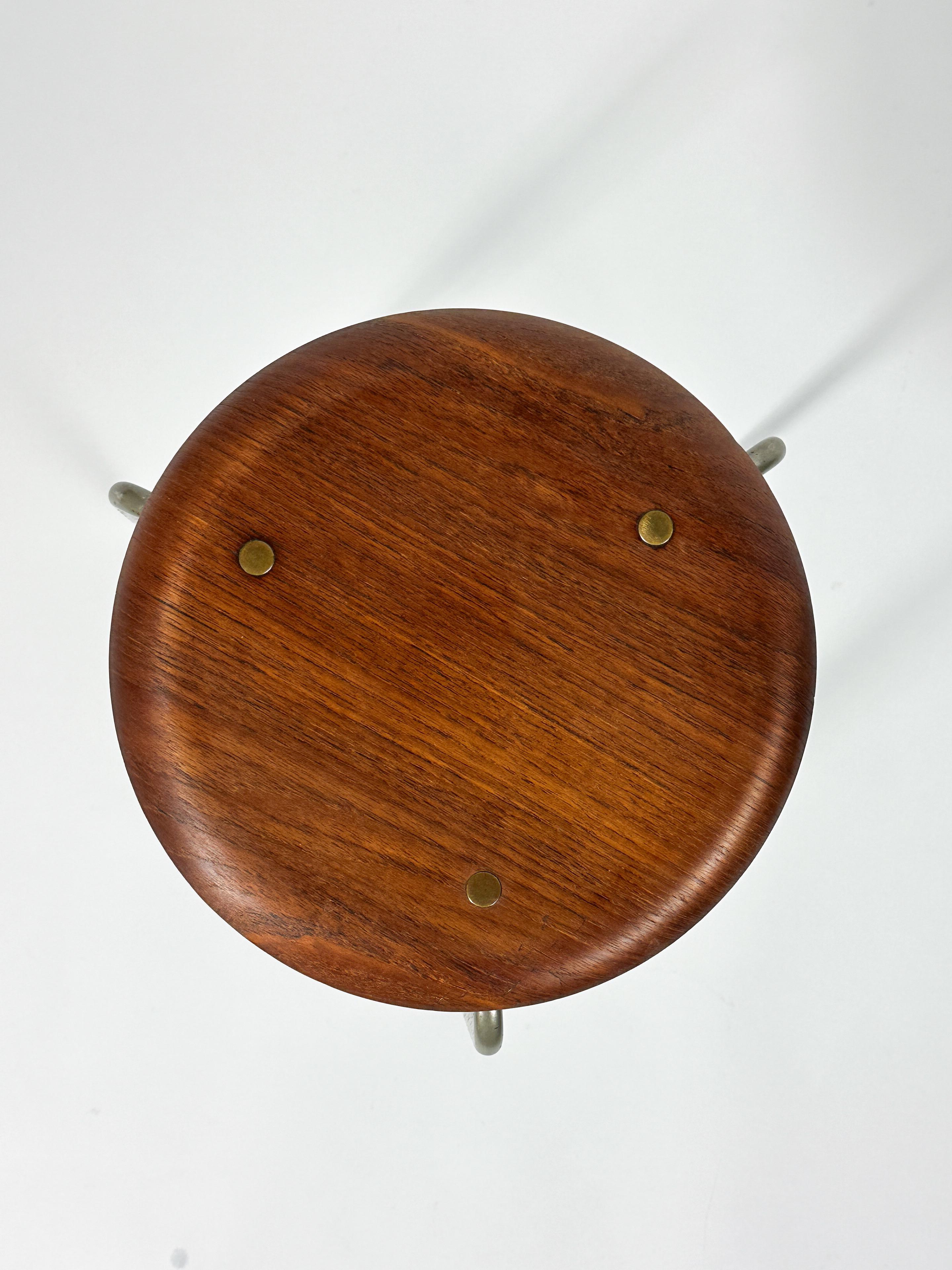 Sgabello Dot Arne Jacobsen in teak Fritz Hansen Danimarca danese 1950s In condizioni buone in vendita a Basel, BS