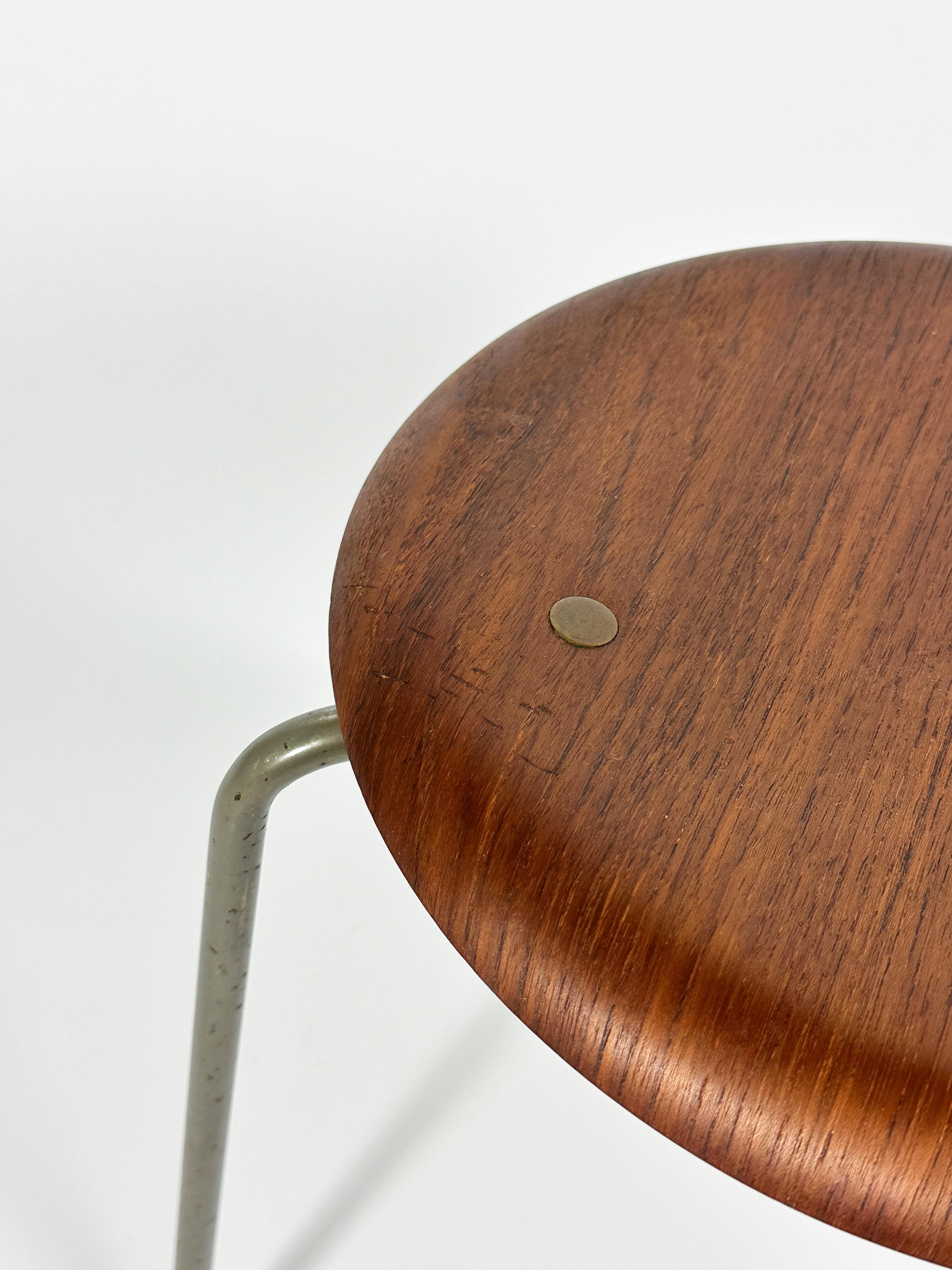 Sgabello Dot Arne Jacobsen in teak Fritz Hansen Danimarca danese 1950s in vendita 1