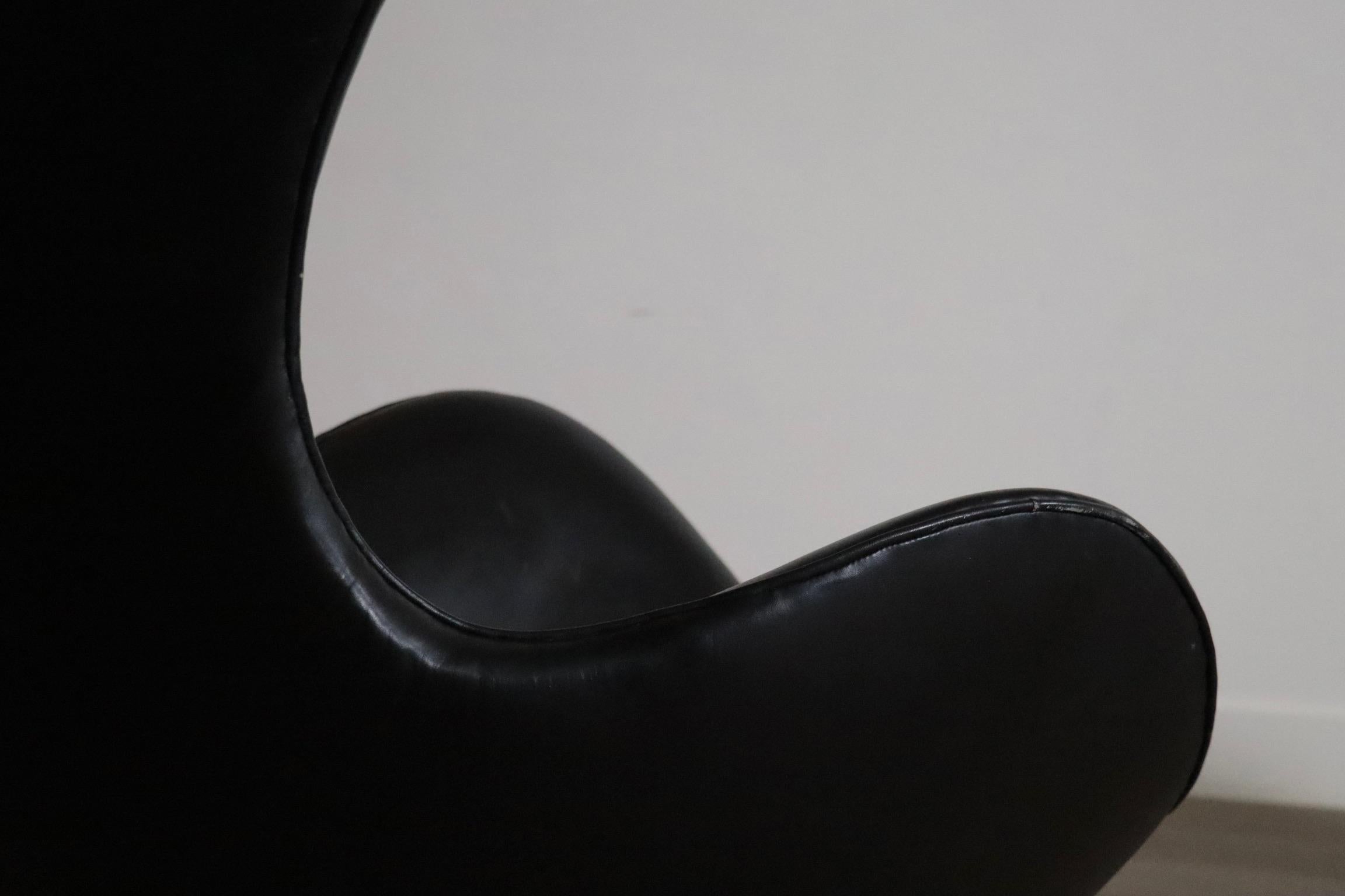 Early Arne Jacobsen “Egg” Chair with ottoman for Fritz Hansen, Denmark 1963 For Sale 5