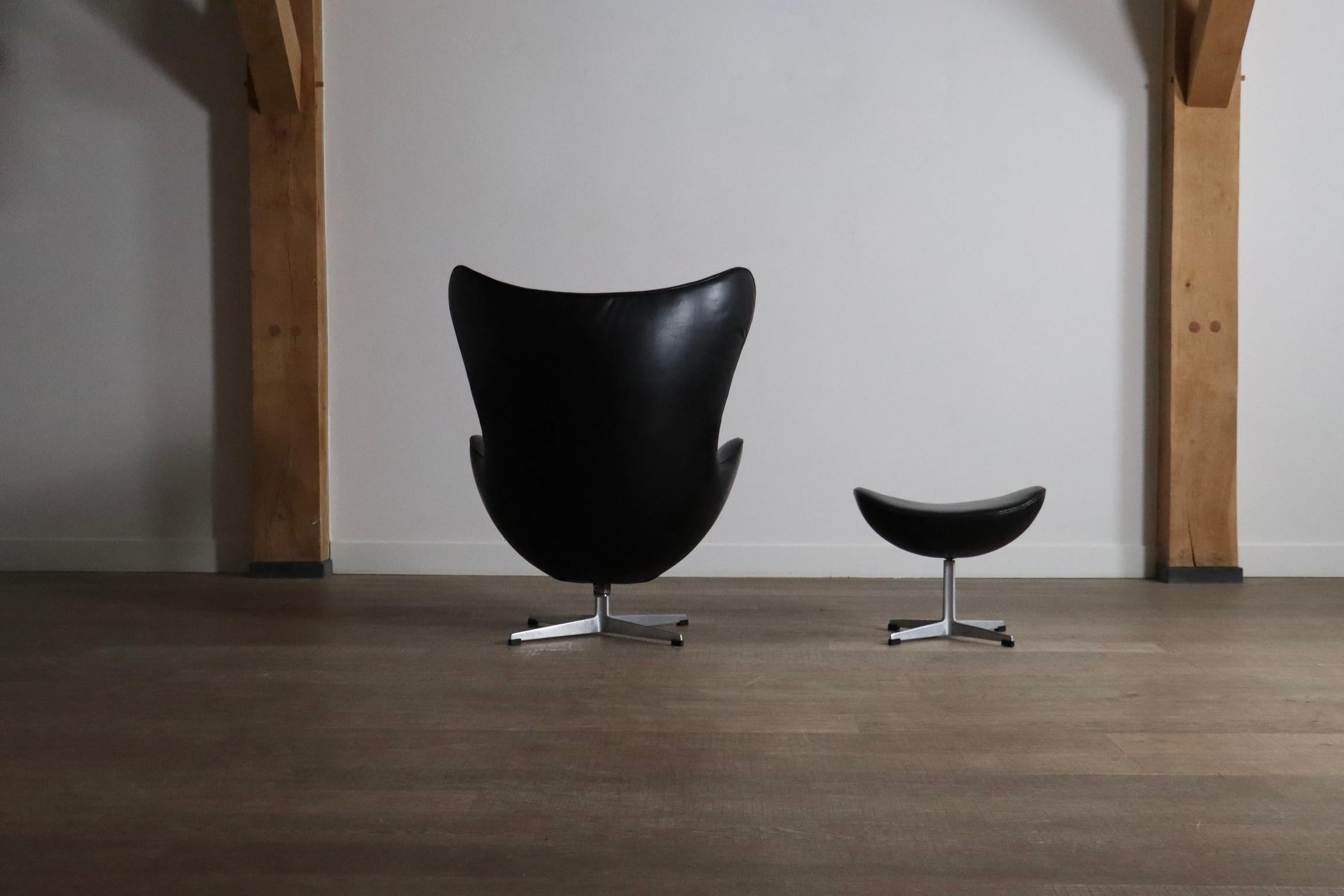 Early Arne Jacobsen “Egg” Chair with ottoman for Fritz Hansen, Denmark 1963 For Sale 6