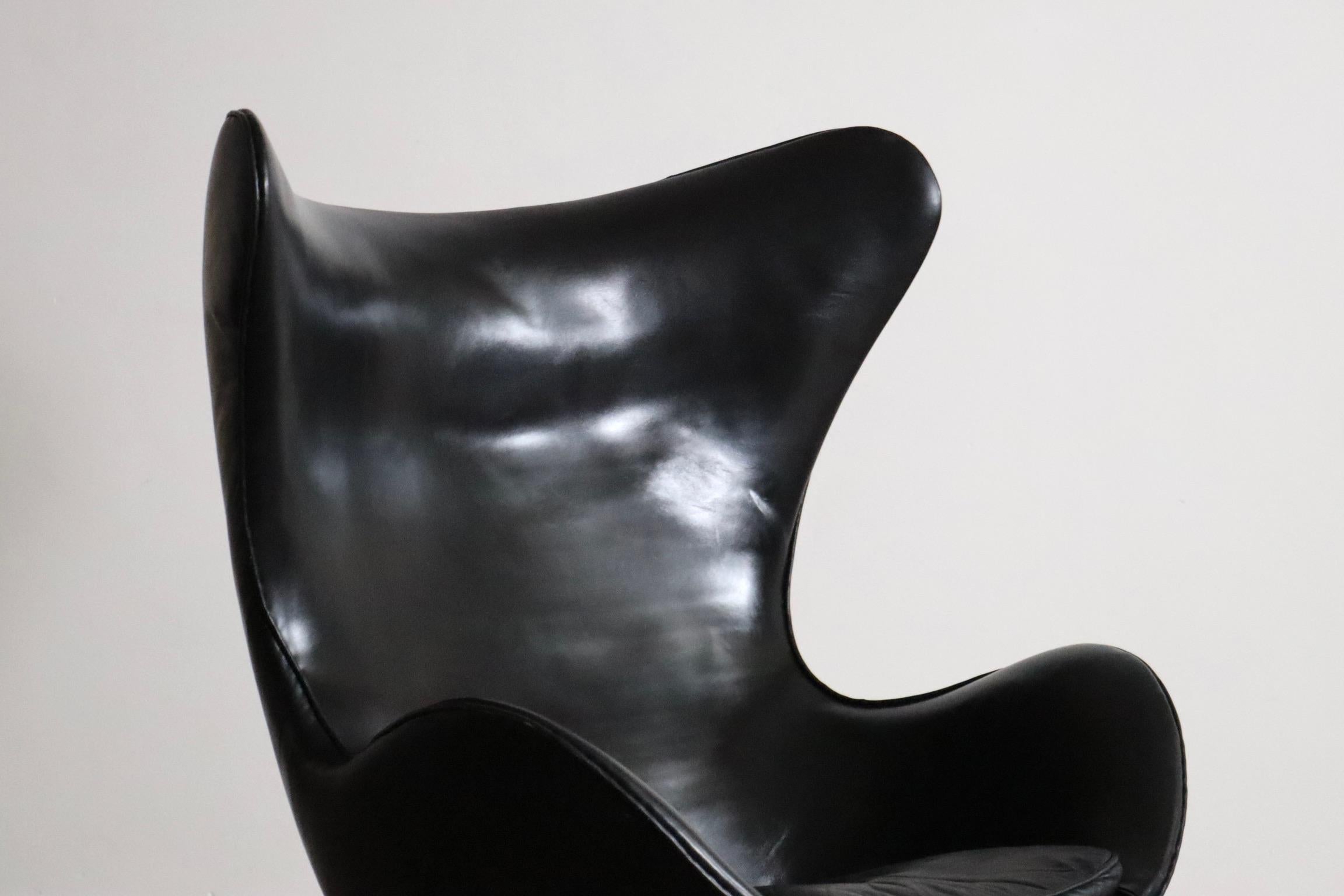 Stunning edition of the iconic Egg chair design with ottoman by Arne Jacobsen for Fritz Hansen, model 3316, which was designed in 1958, and produced in 1963.

One of the most iconic designs in the Danish design history. This chair was originally