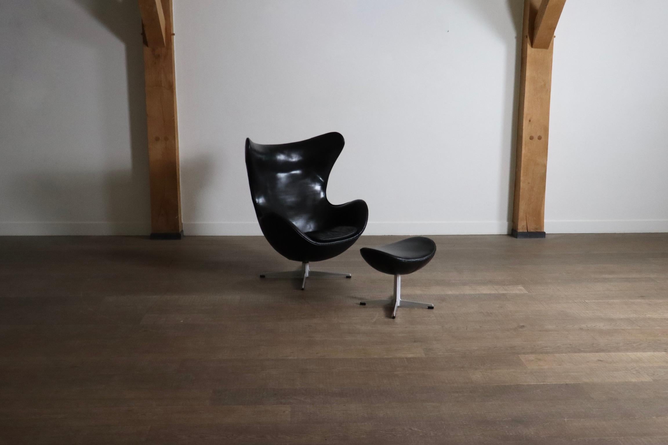 Early Arne Jacobsen “Egg” Chair with ottoman for Fritz Hansen, Denmark 1963 In Good Condition For Sale In ABCOUDE, UT