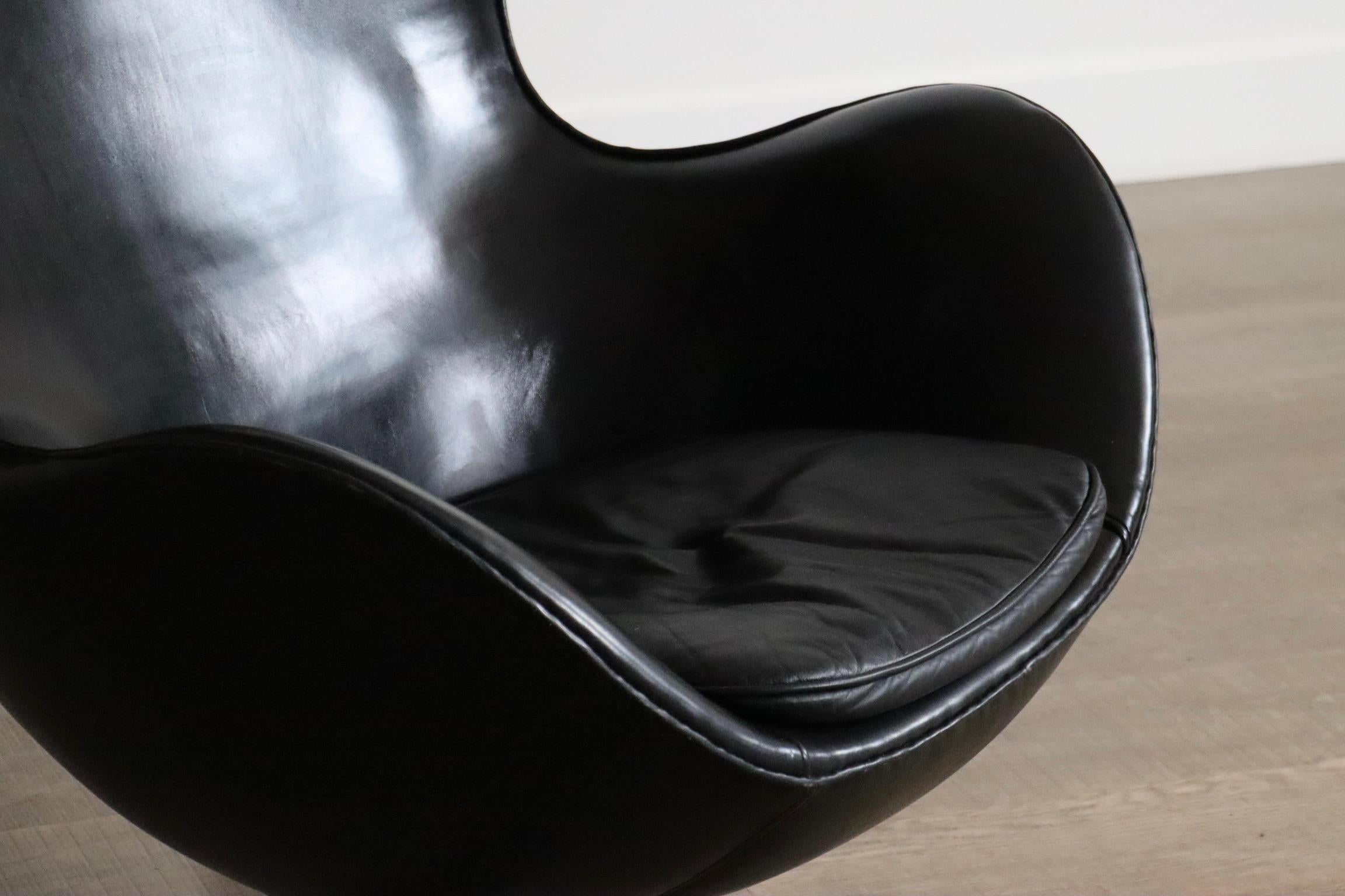 Mid-20th Century Early Arne Jacobsen “Egg” Chair with ottoman for Fritz Hansen, Denmark 1963 For Sale