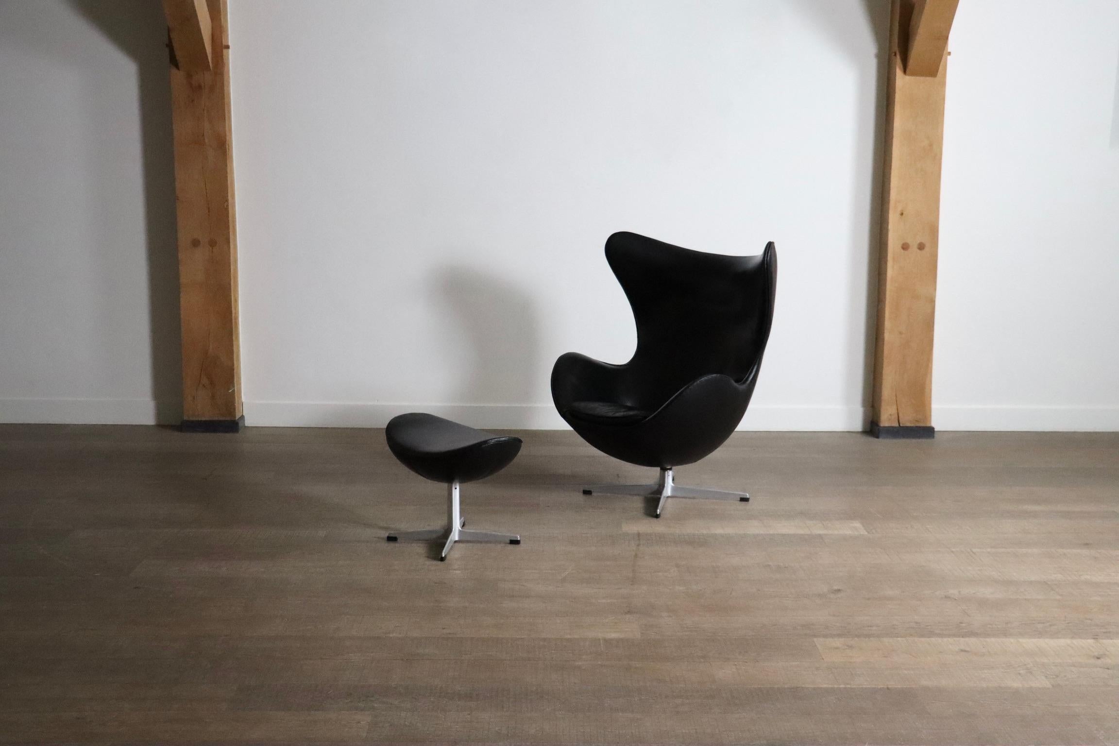 Metal Early Arne Jacobsen “Egg” Chair with ottoman for Fritz Hansen, Denmark 1963 For Sale
