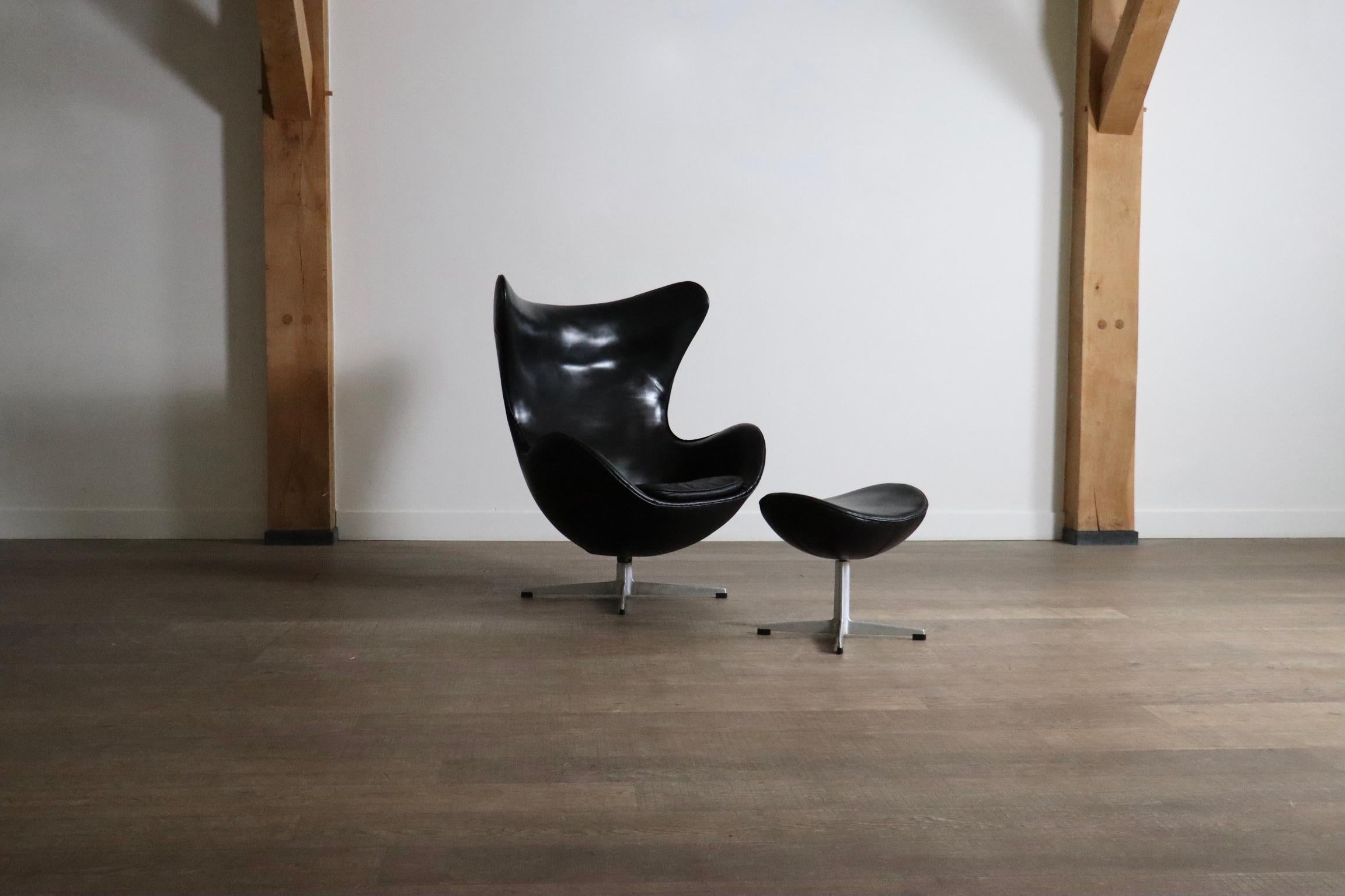 Early Arne Jacobsen “Egg” Chair with ottoman for Fritz Hansen, Denmark 1963 For Sale 1