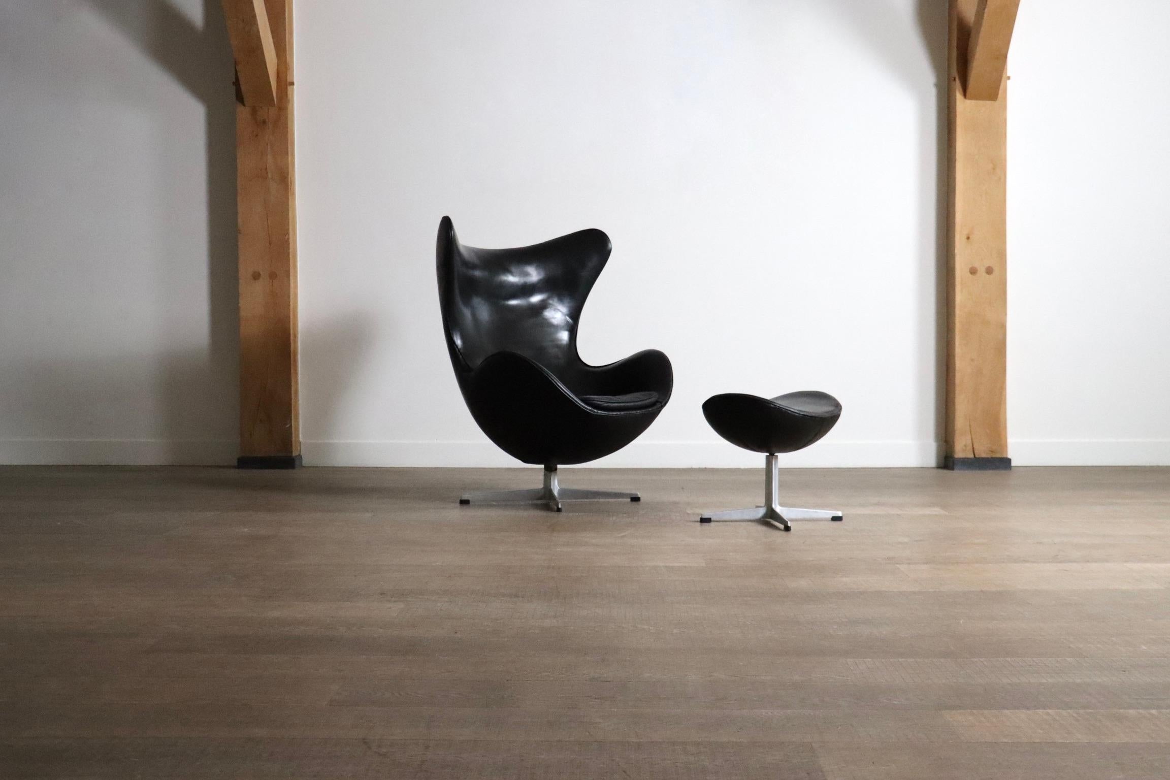 Early Arne Jacobsen “Egg” Chair with ottoman for Fritz Hansen, Denmark 1963 For Sale 3