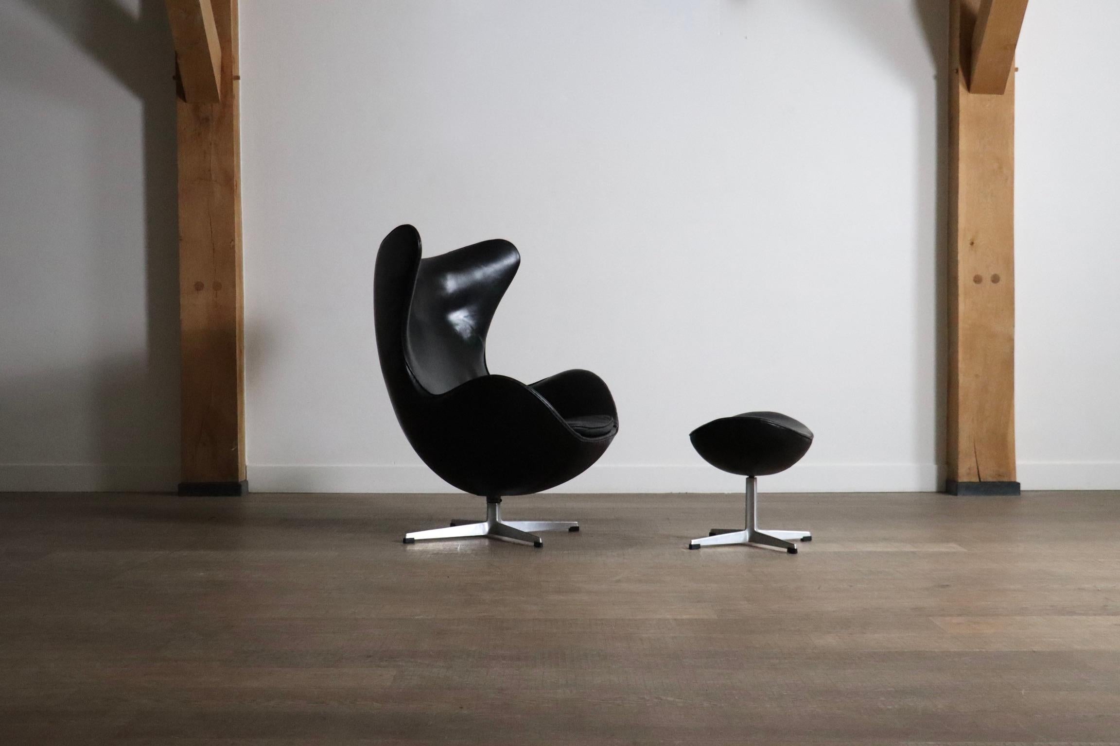 Early Arne Jacobsen “Egg” Chair with ottoman for Fritz Hansen, Denmark 1963 For Sale 4