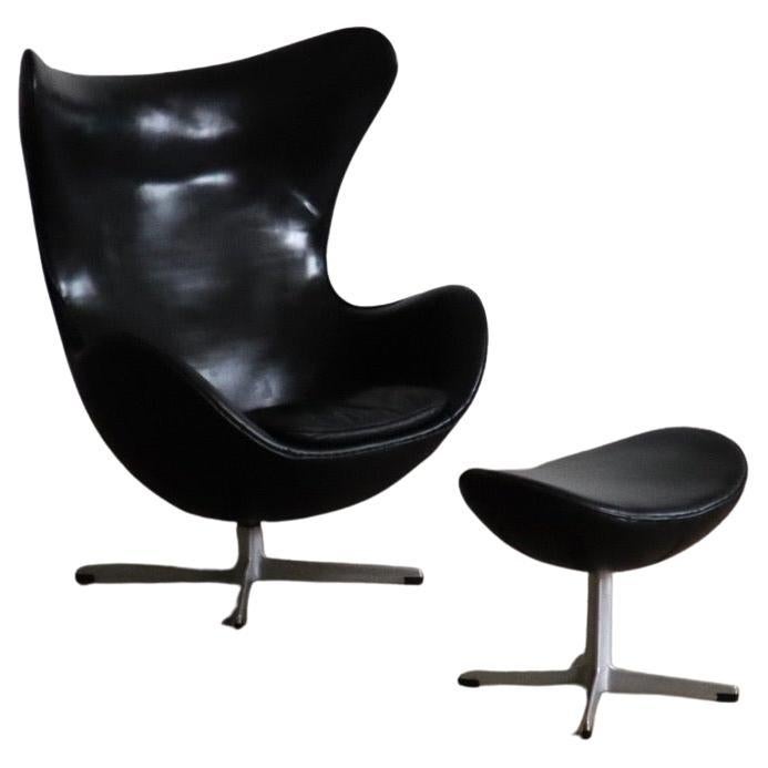 Early Arne Jacobsen “Egg” Chair with ottoman for Fritz Hansen, Denmark 1963 For Sale