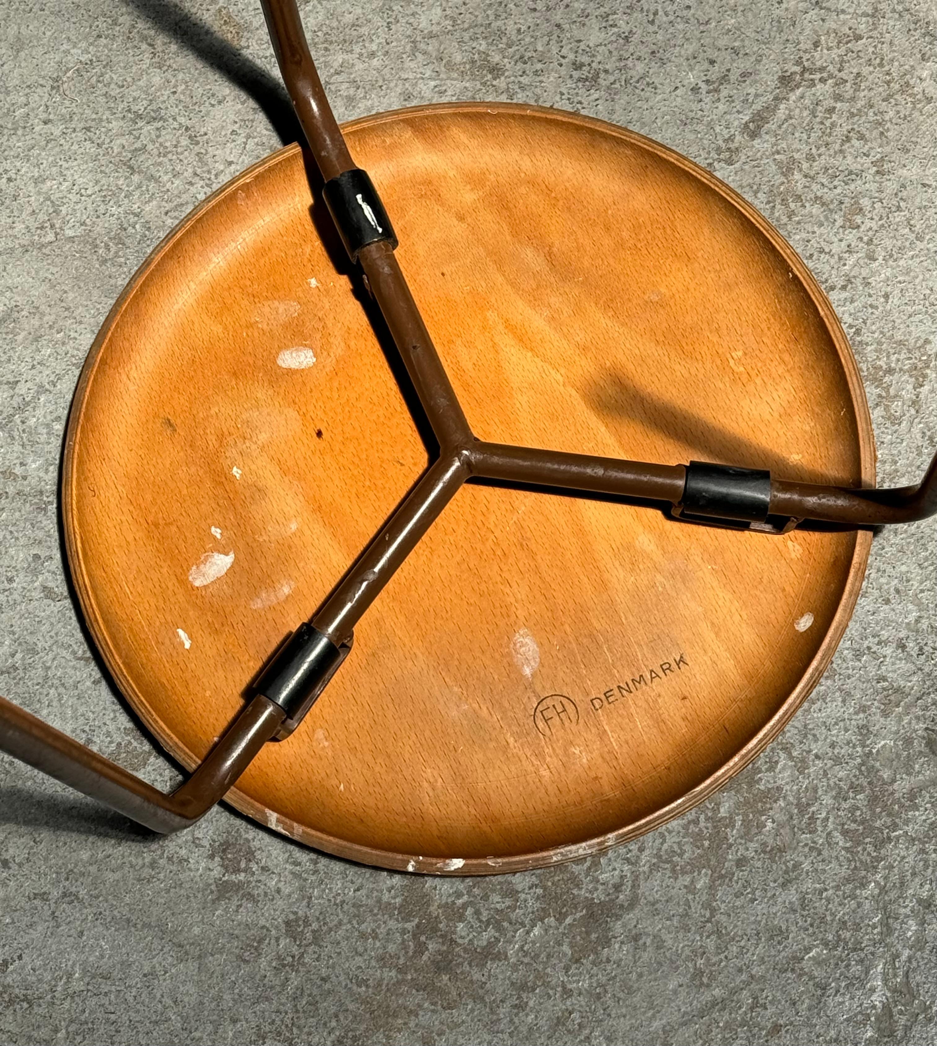 Early Arne Jacobsen for Fritz Hansen Dot Stool In Good Condition In Oakland, CA