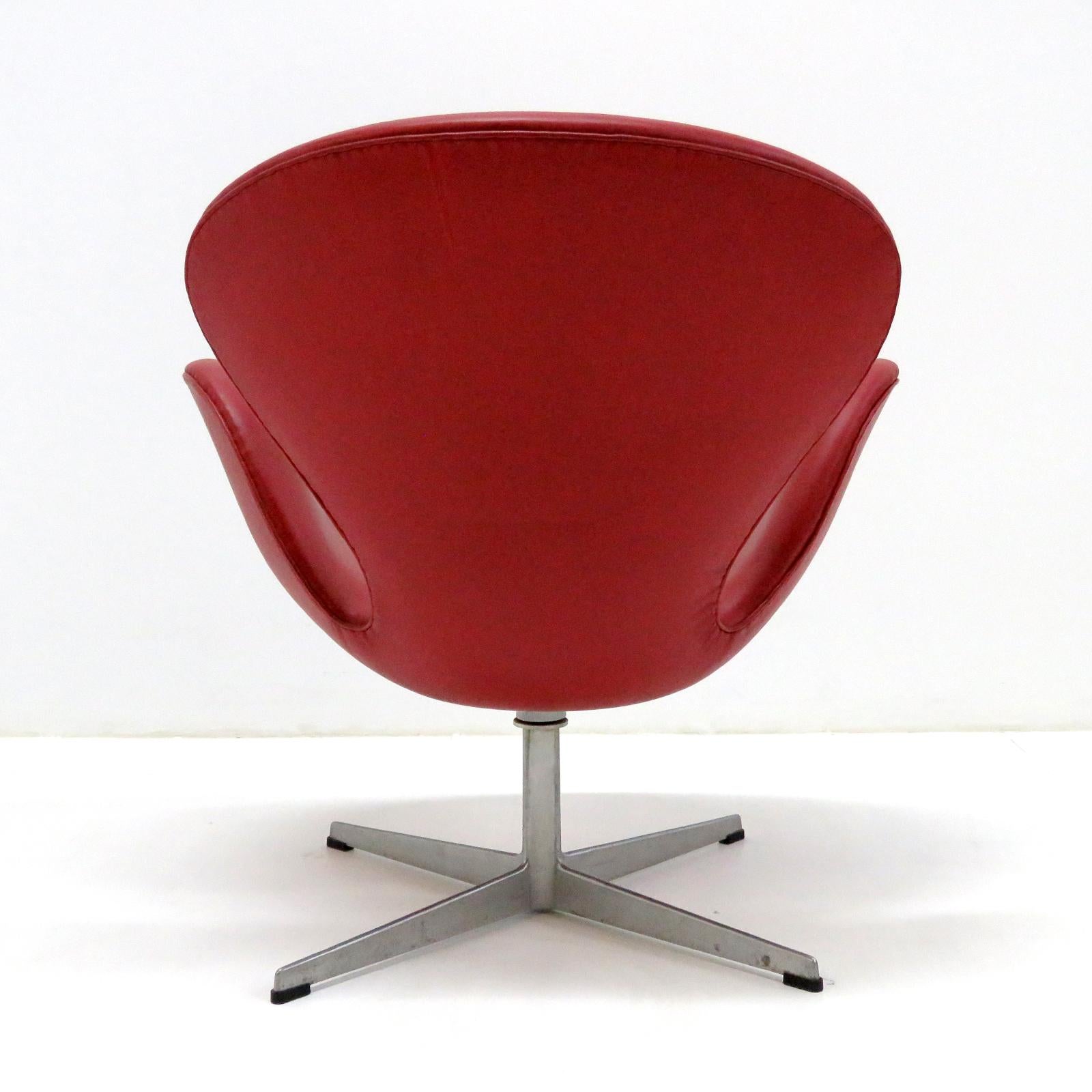 Danish Early Arne Jacobsen 'Swan Chair' by Fritz Hansen