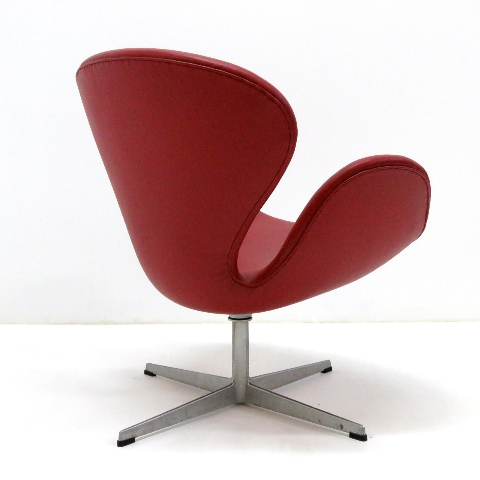 Early Arne Jacobsen 'Swan Chair' by Fritz Hansen In Good Condition In Los Angeles, CA