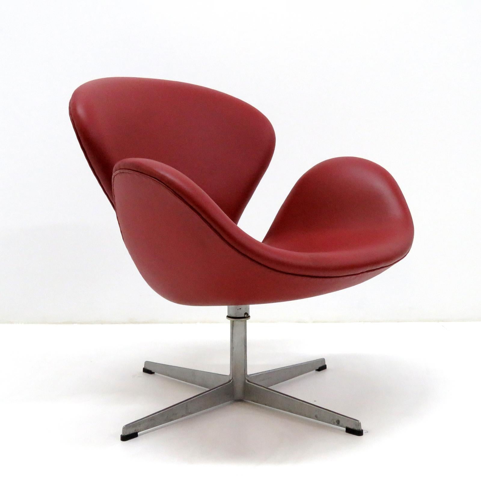Mid-20th Century Early Arne Jacobsen 'Swan Chair' by Fritz Hansen