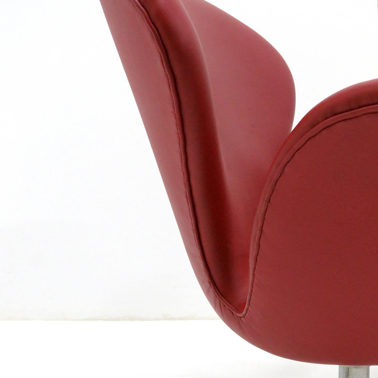 Early Arne Jacobsen 'Swan Chair' by Fritz Hansen 1