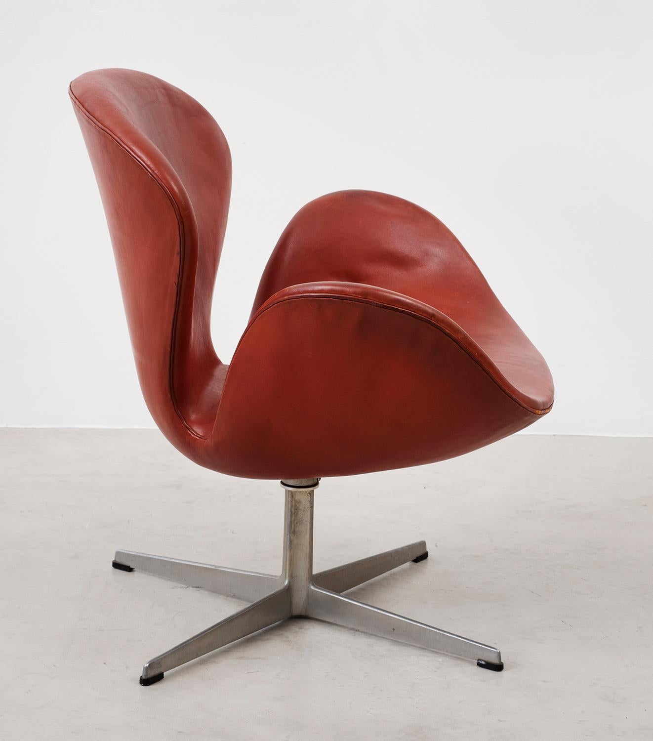 Un primo esempio di sedia Swan di Arne Jacobsen in pelle originale color cognac. Prodotto da Fritz Hansen, Danimarca, anni '70.