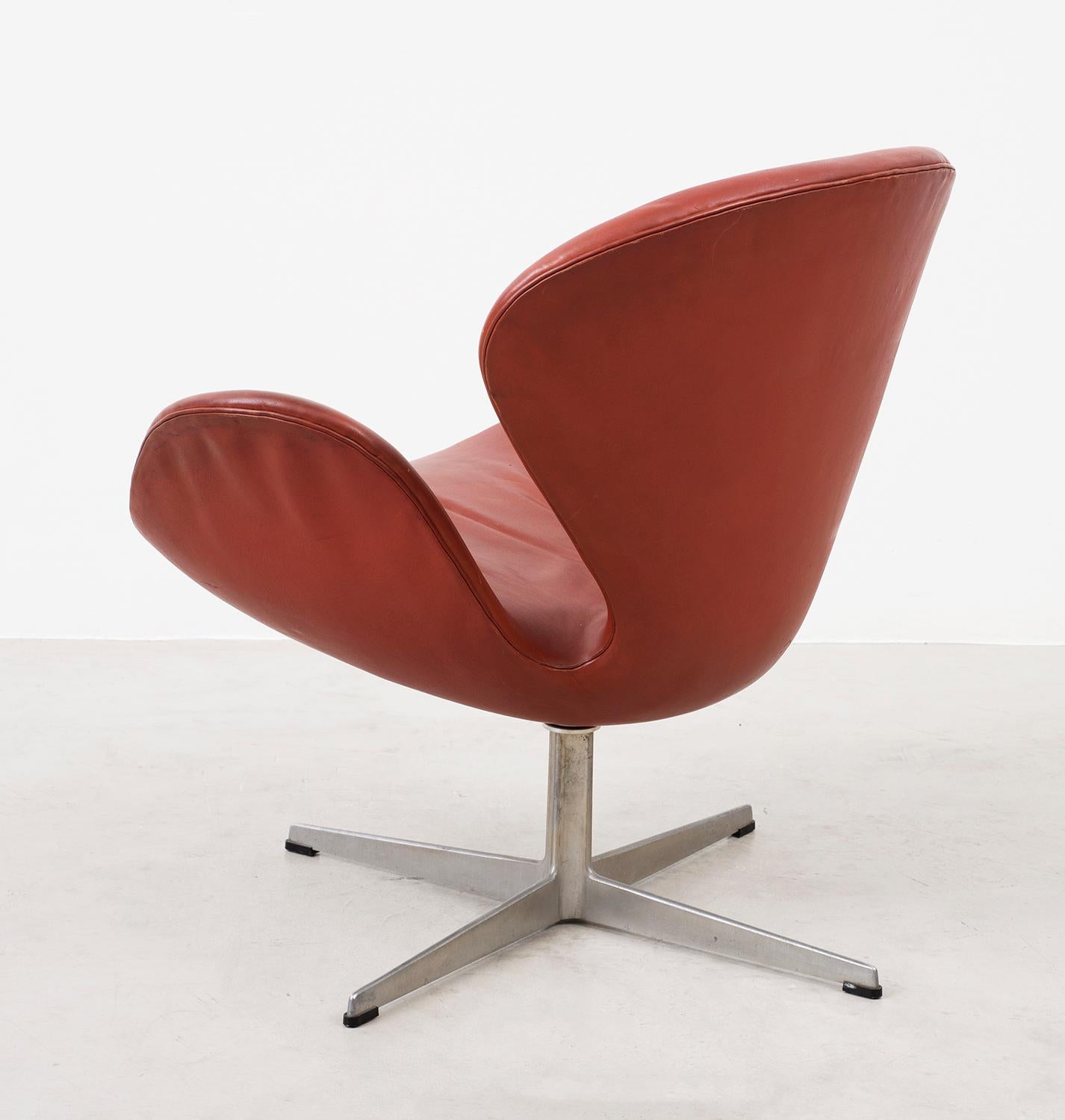 Danese La prima sedia a cigno di Arne Jacobsen in pelle originale