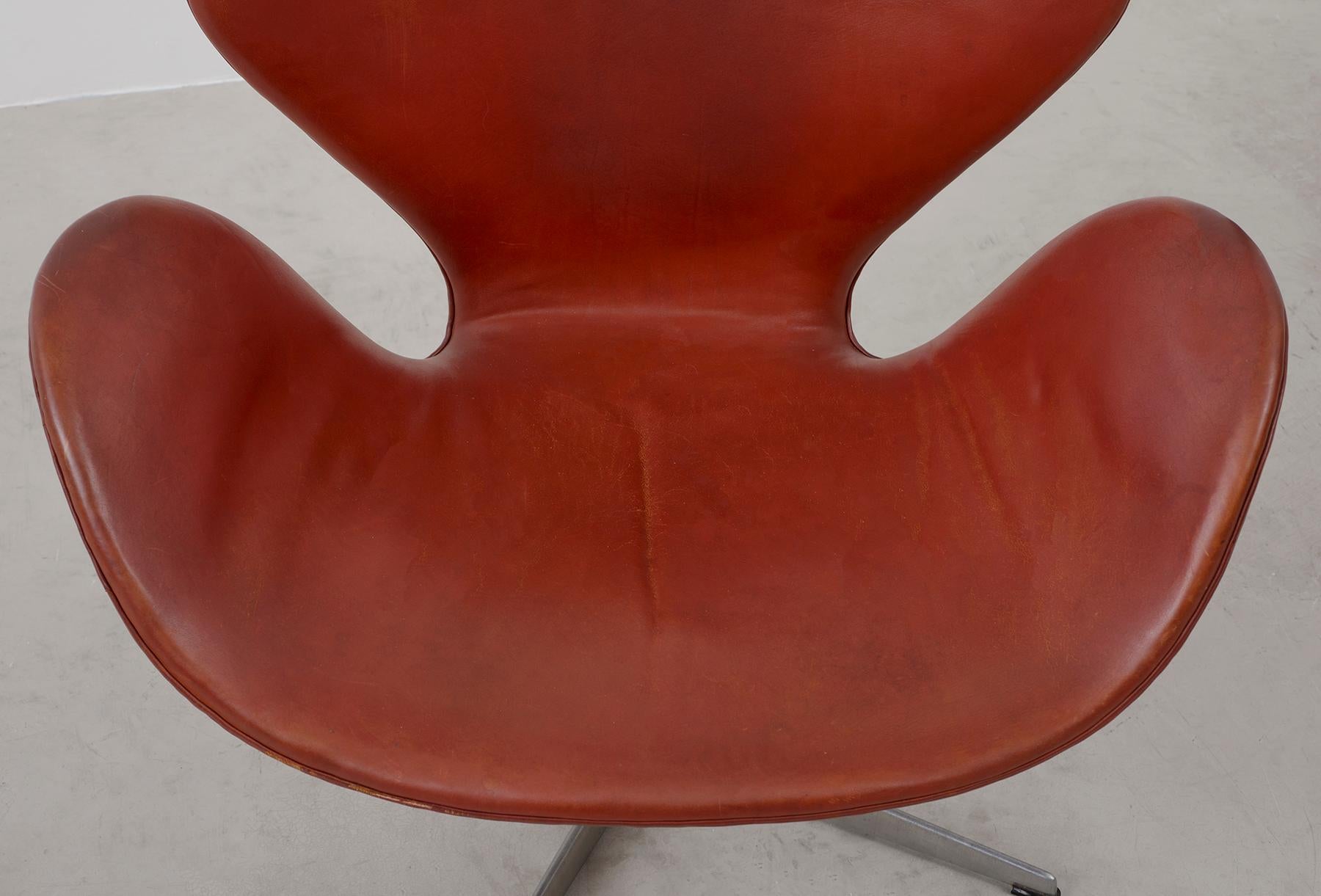 La prima sedia a cigno di Arne Jacobsen in pelle originale In condizioni buone a Sylacauga, AL