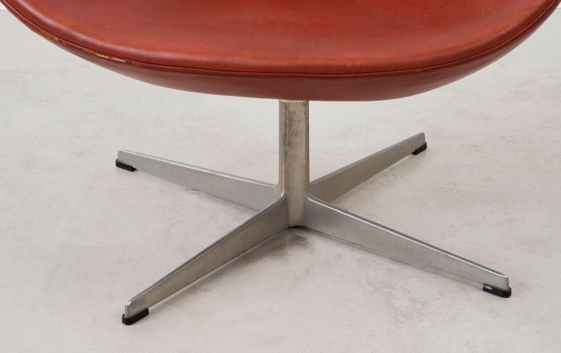 Fine XX secolo La prima sedia a cigno di Arne Jacobsen in pelle originale