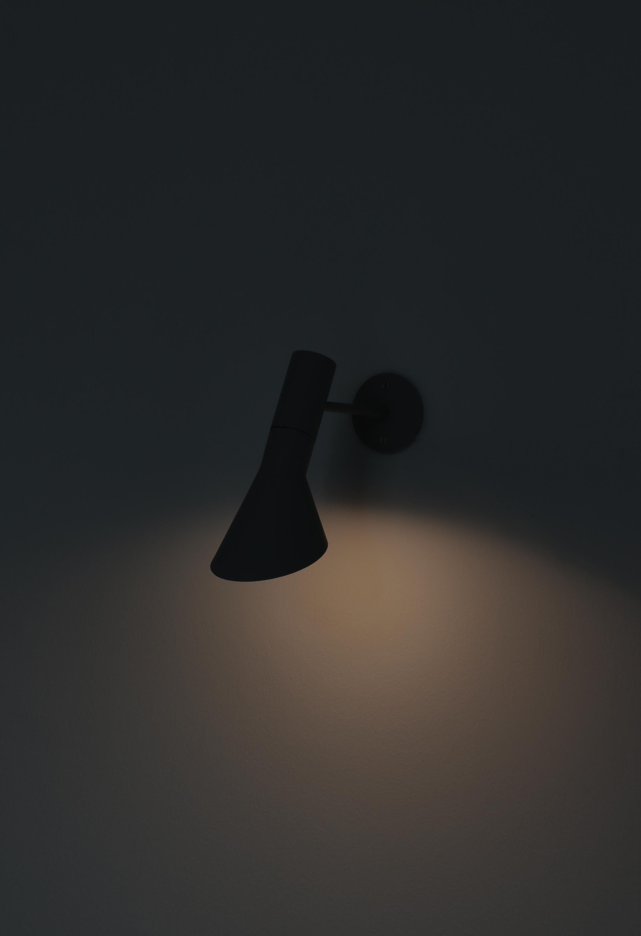 Primeras lámparas de pared con visera Arne Jacobsen Laca marrón oscura Louis Poulsen, 1957 en venta 6