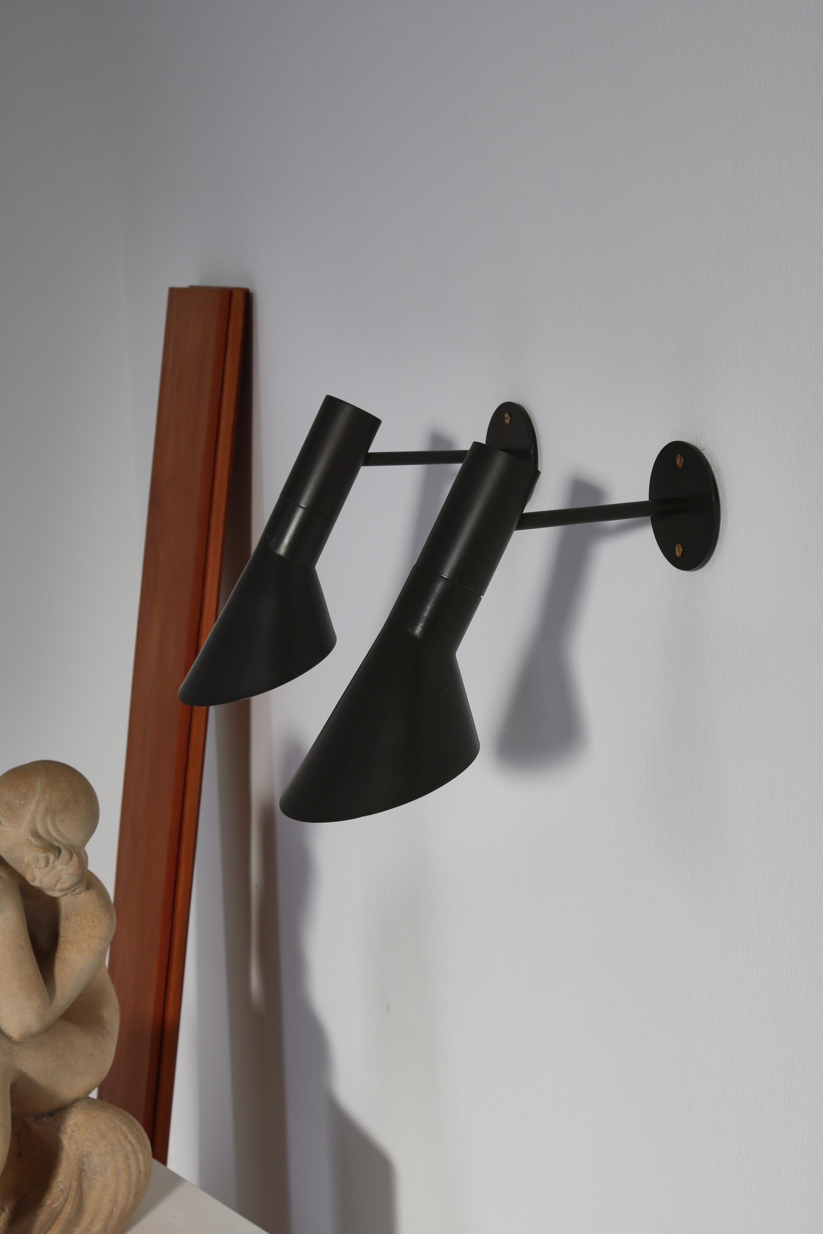 Rarísimas lámparas de pared AJ-visor de primera edición en lacado marrón oscuro original fabricadas por Louis Poulsen en la década de 1960. Arne Jacobsen diseñó la lámpara 