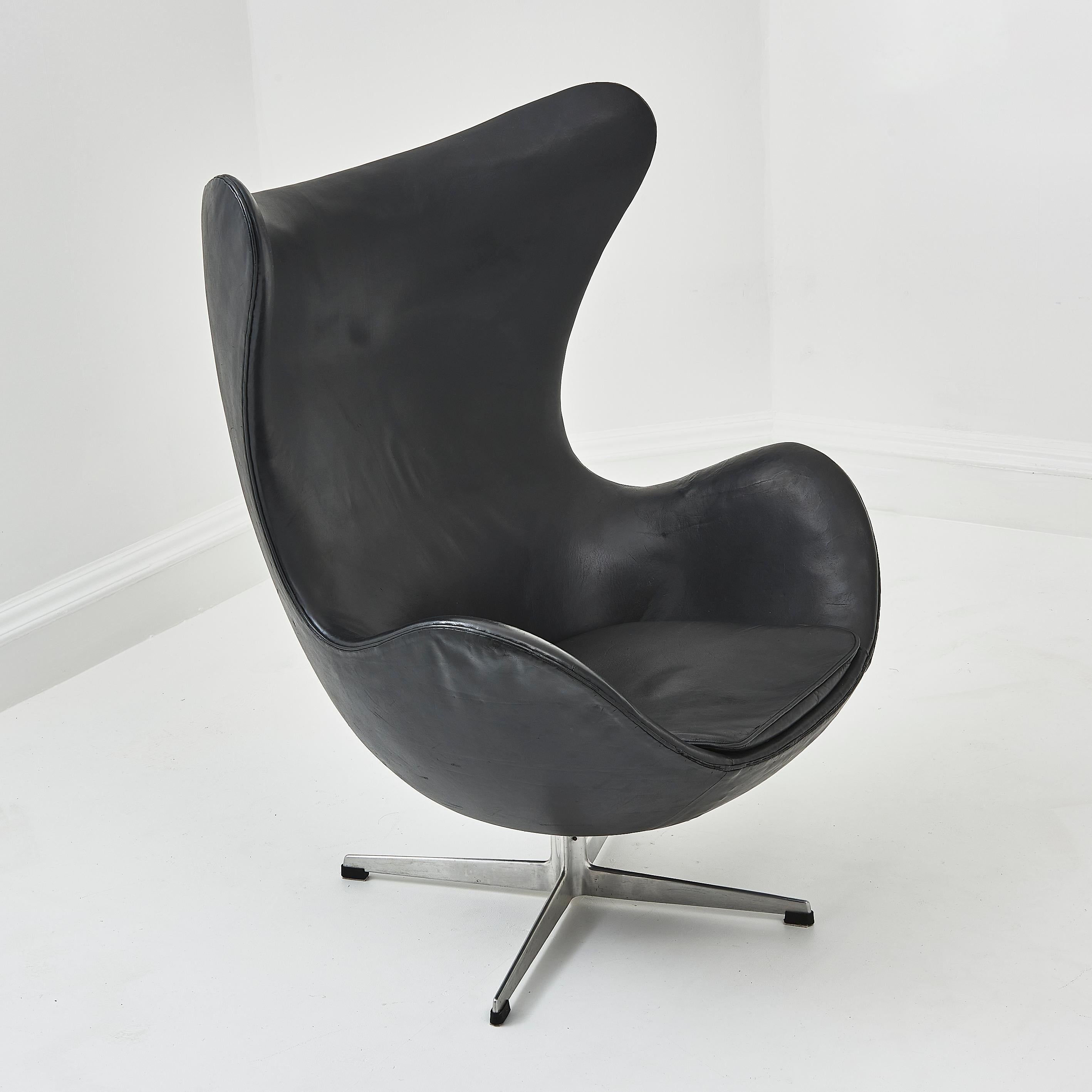 Ancienne chaise à œuf en cuir noir d'Arne Jacobson pour Fritz Hansen en vente 1
