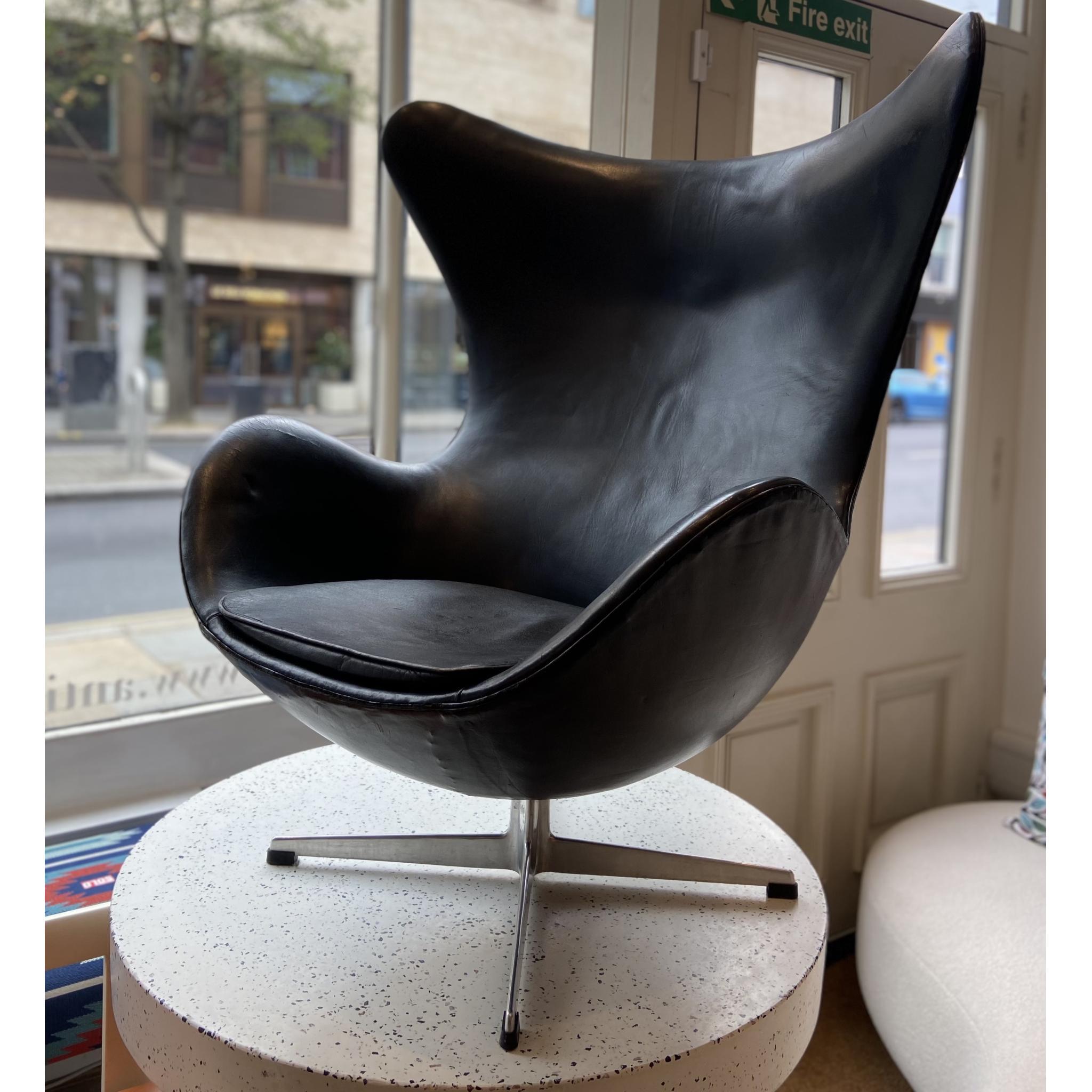 Mid-Century Modern Early Arne Jacobson Egg Chair in Black Leather for Fritz Hansen For Sale