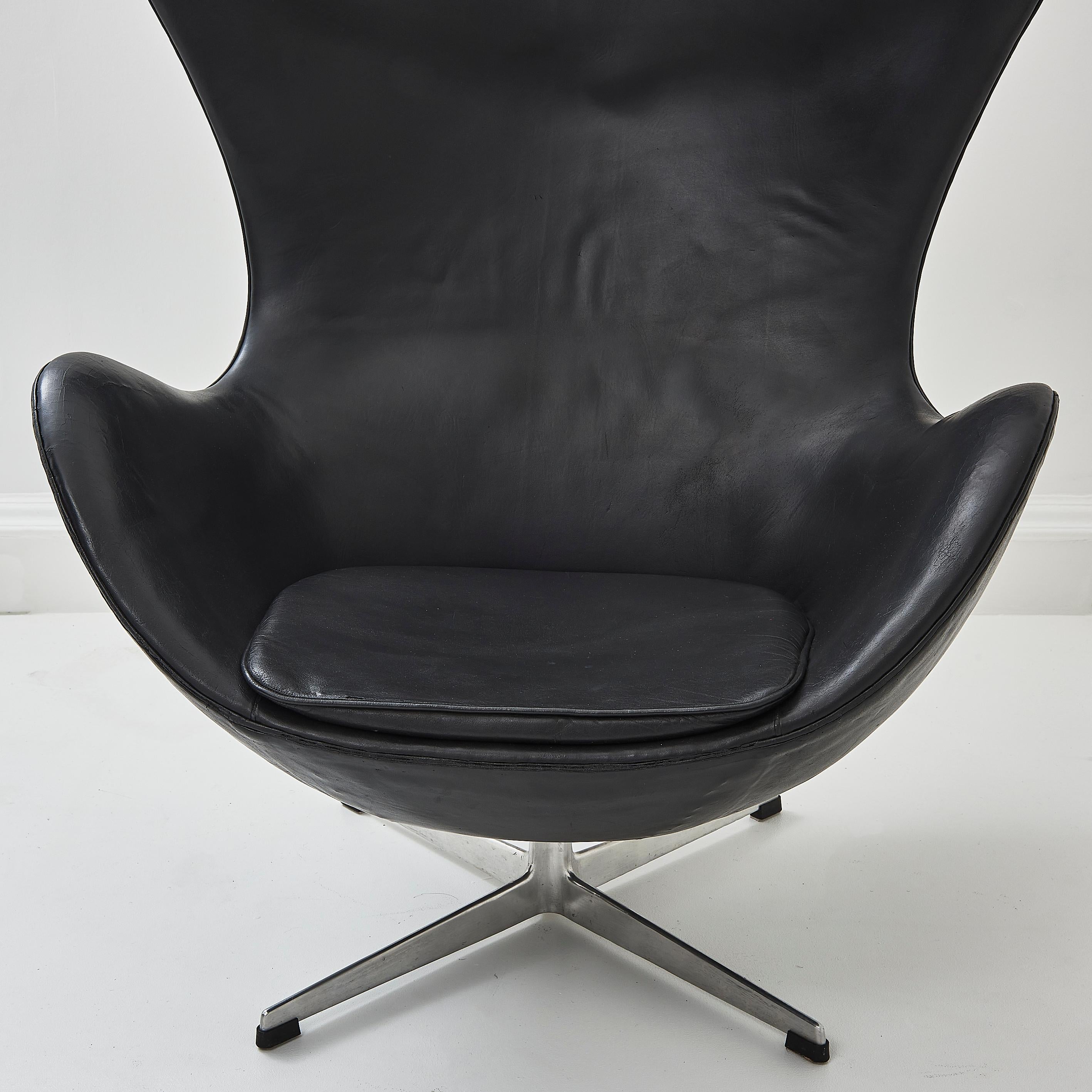 Mid-Century Modern Ancienne chaise à œuf en cuir noir d'Arne Jacobson pour Fritz Hansen en vente