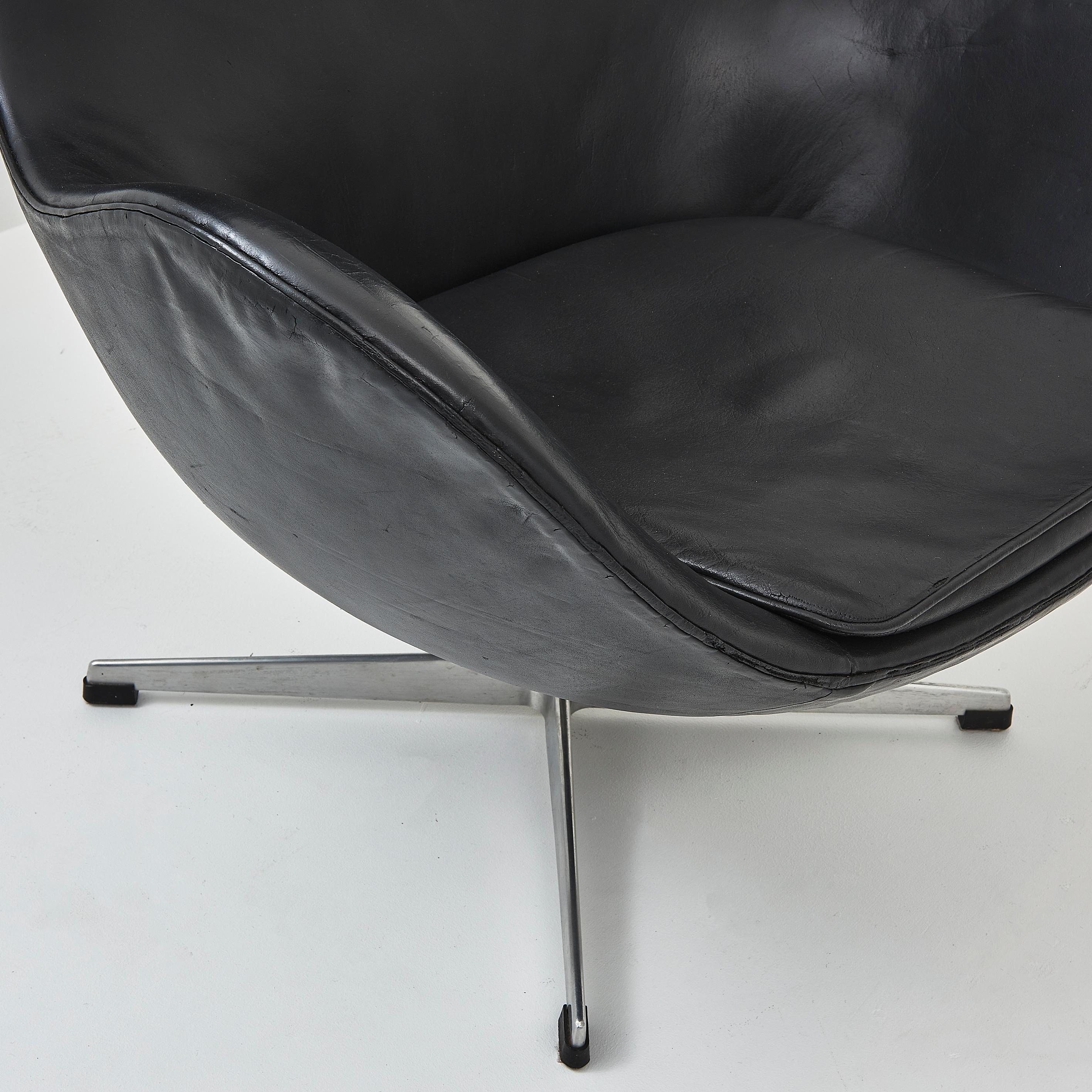 Danois Ancienne chaise à œuf en cuir noir d'Arne Jacobson pour Fritz Hansen en vente