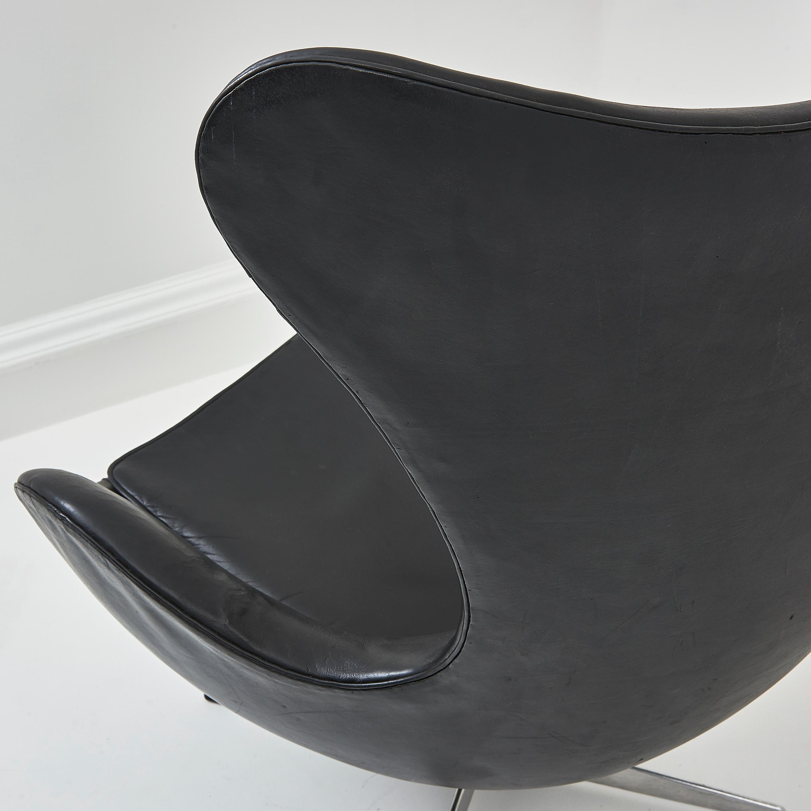 Ancienne chaise à œuf en cuir noir d'Arne Jacobson pour Fritz Hansen en vente 2